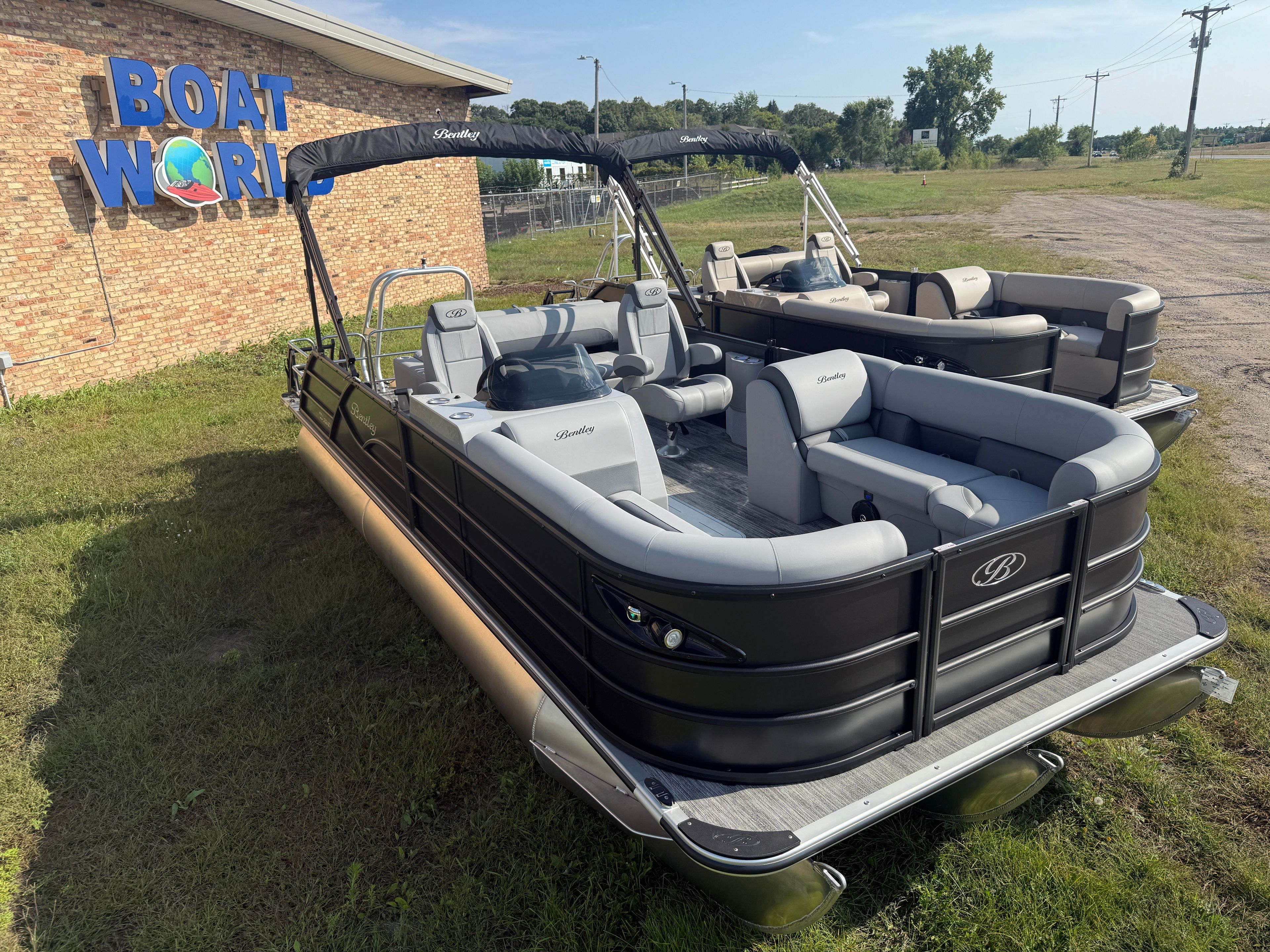 2026 Bentley Pontoons Legacy 300HP Swingback 243 Tritoon