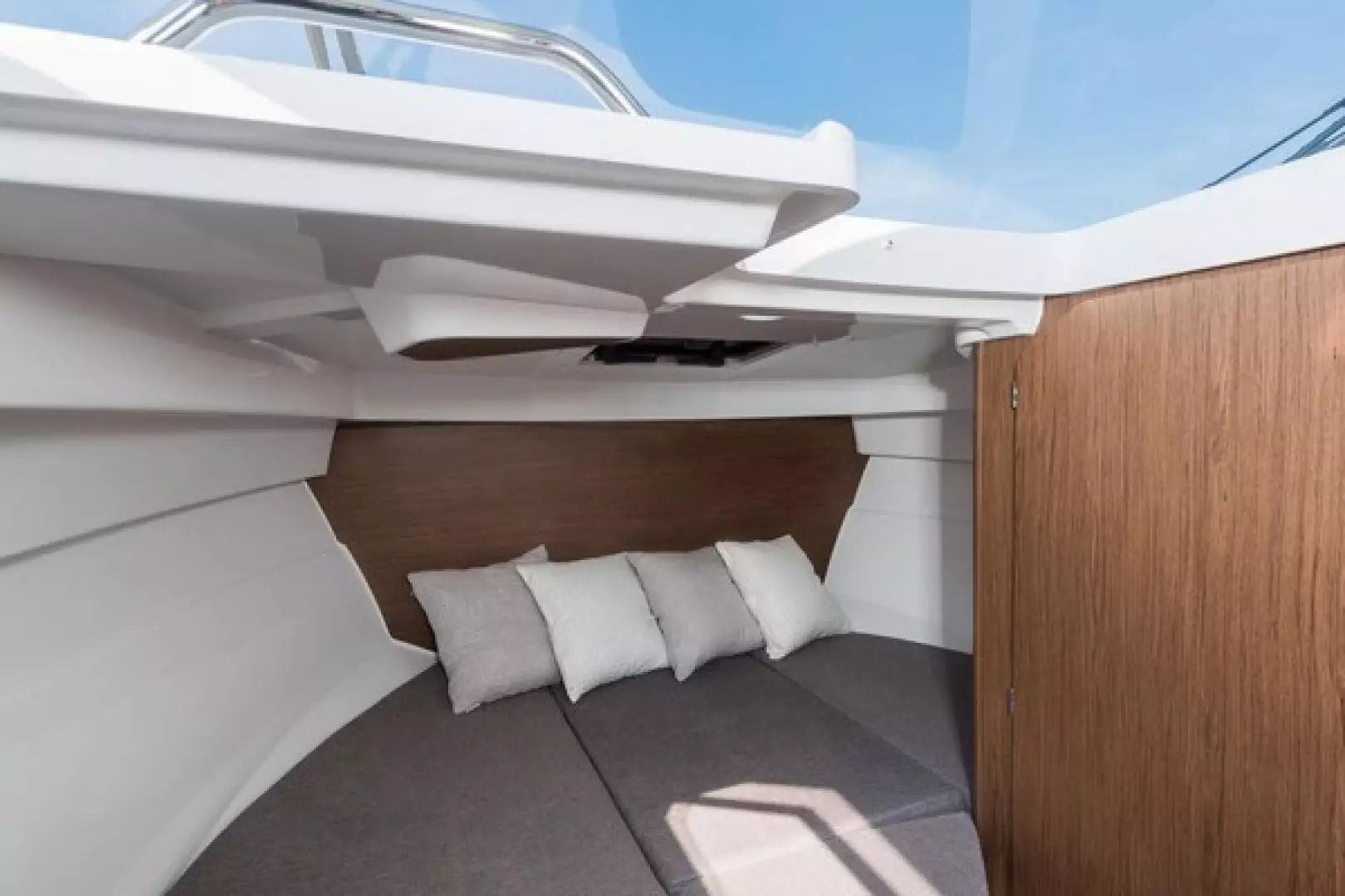 2026 Beneteau Antares 7 - Image 11