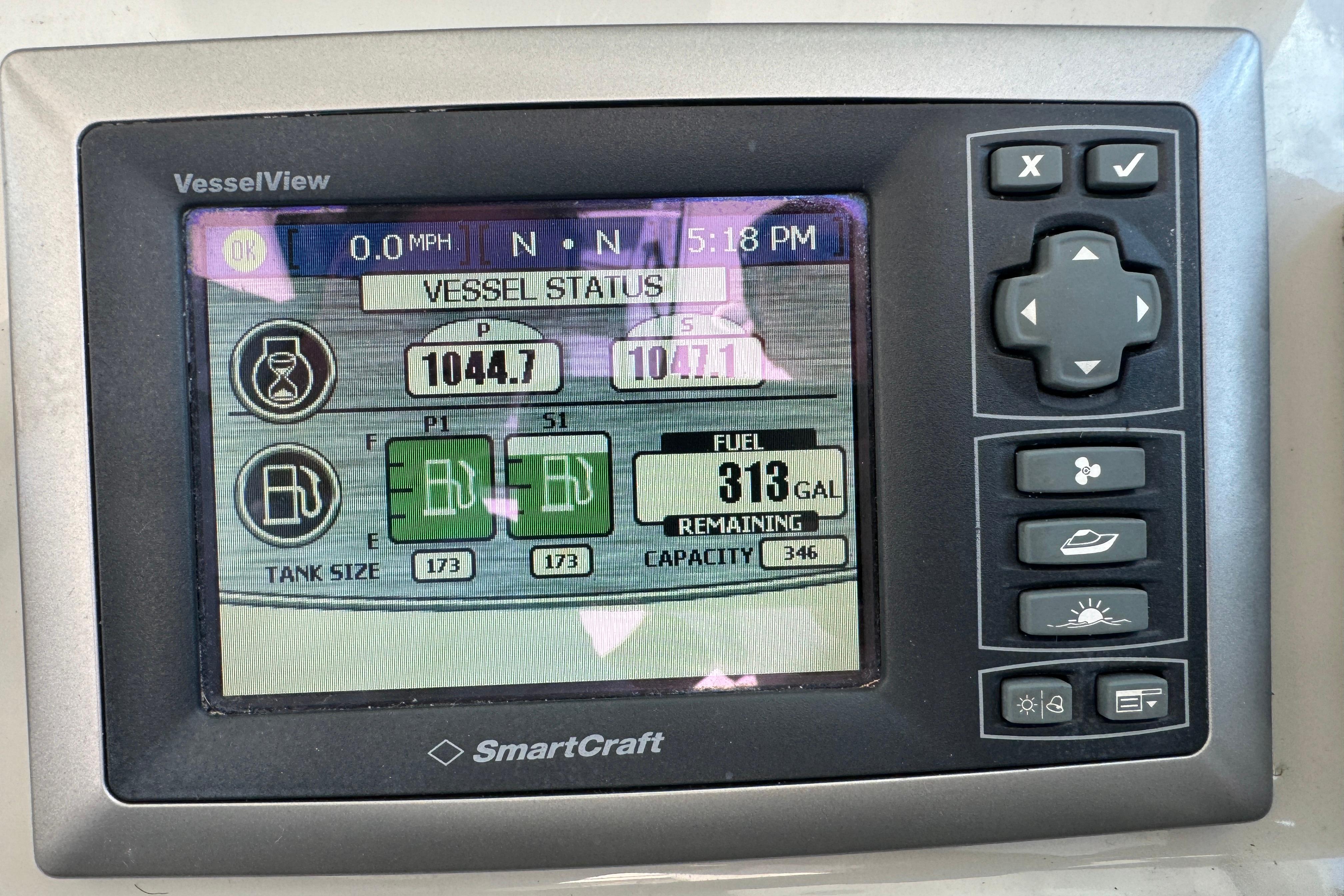 SmartCraft VesselView display on 2011 Sea Ray 470 Sundancer showing vessel status and fuel levels.