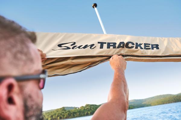 2025 Sun Tracker Party Barge 18 DLX - 54
