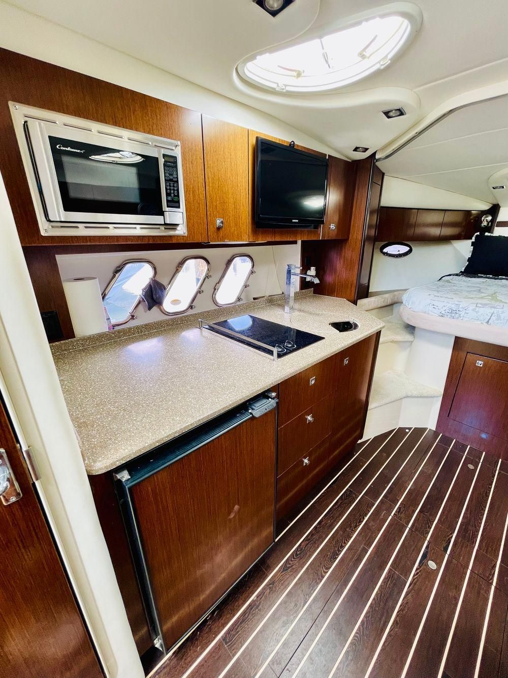 2012 Cruisers Yachts 350 Express - 25