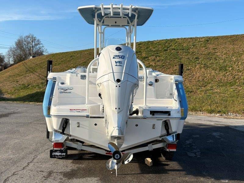 2026 Robalo R230 Center Console - 35