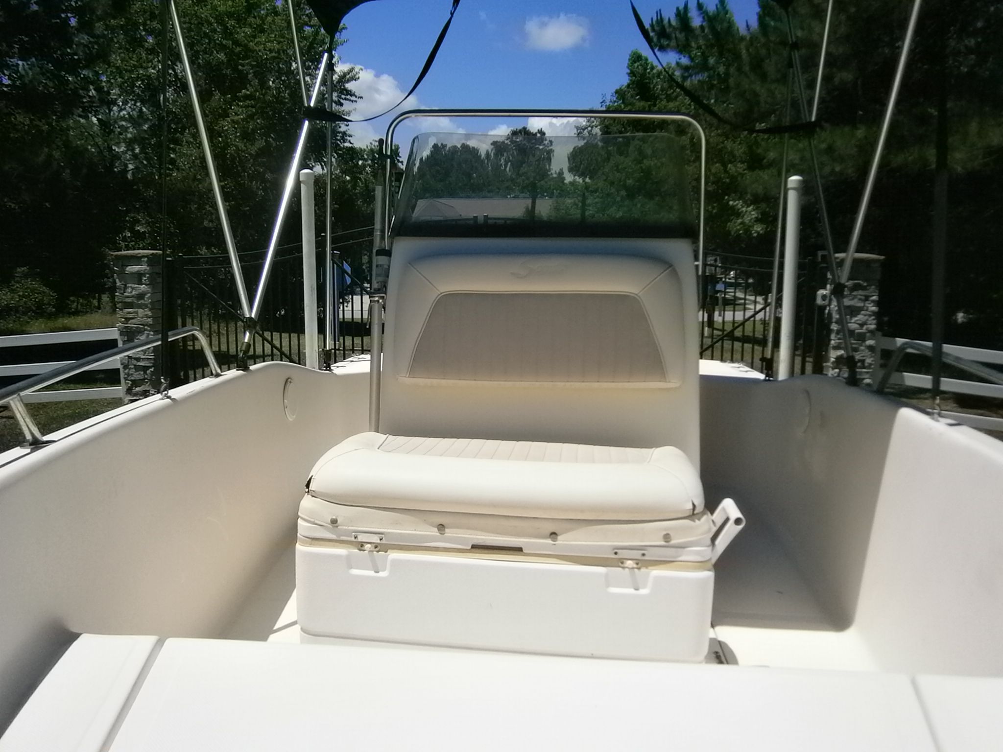 Scout 175 Sportfish 2004 with seating and sunshade.