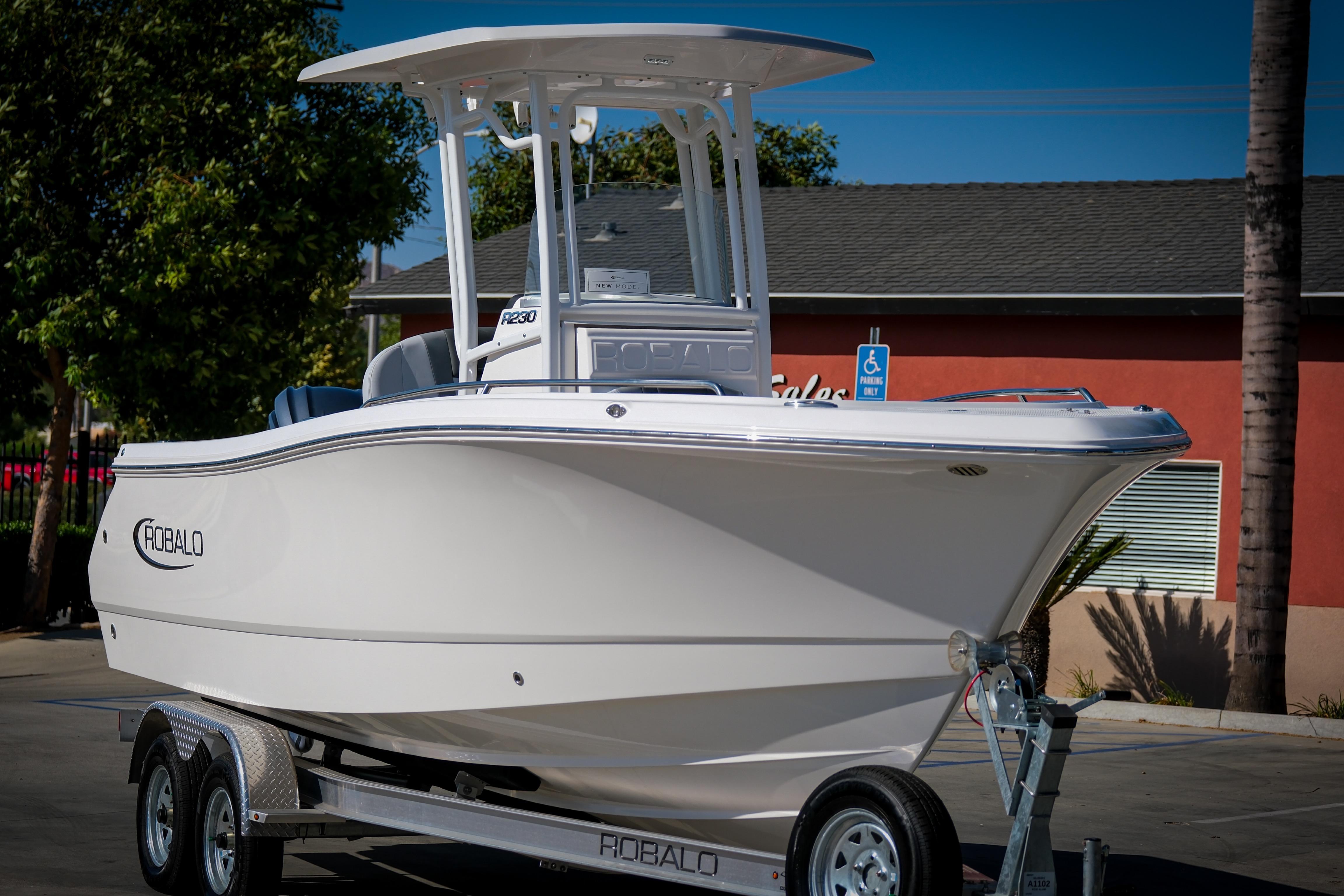 2025 Robalo R230 Center Console