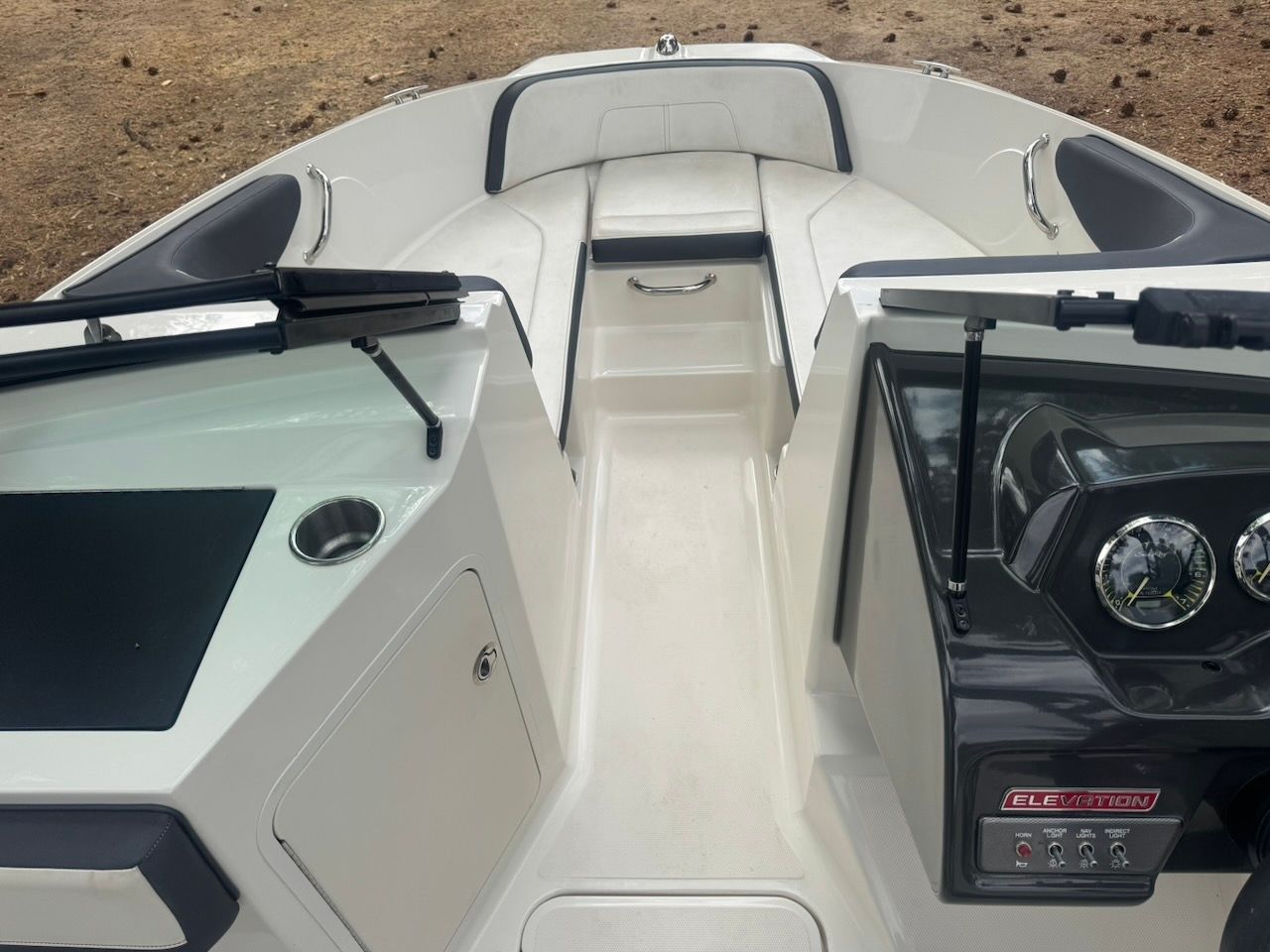 The image shows the cockpit of a 2016 Sea Ray SPX 190 Outboard boat.