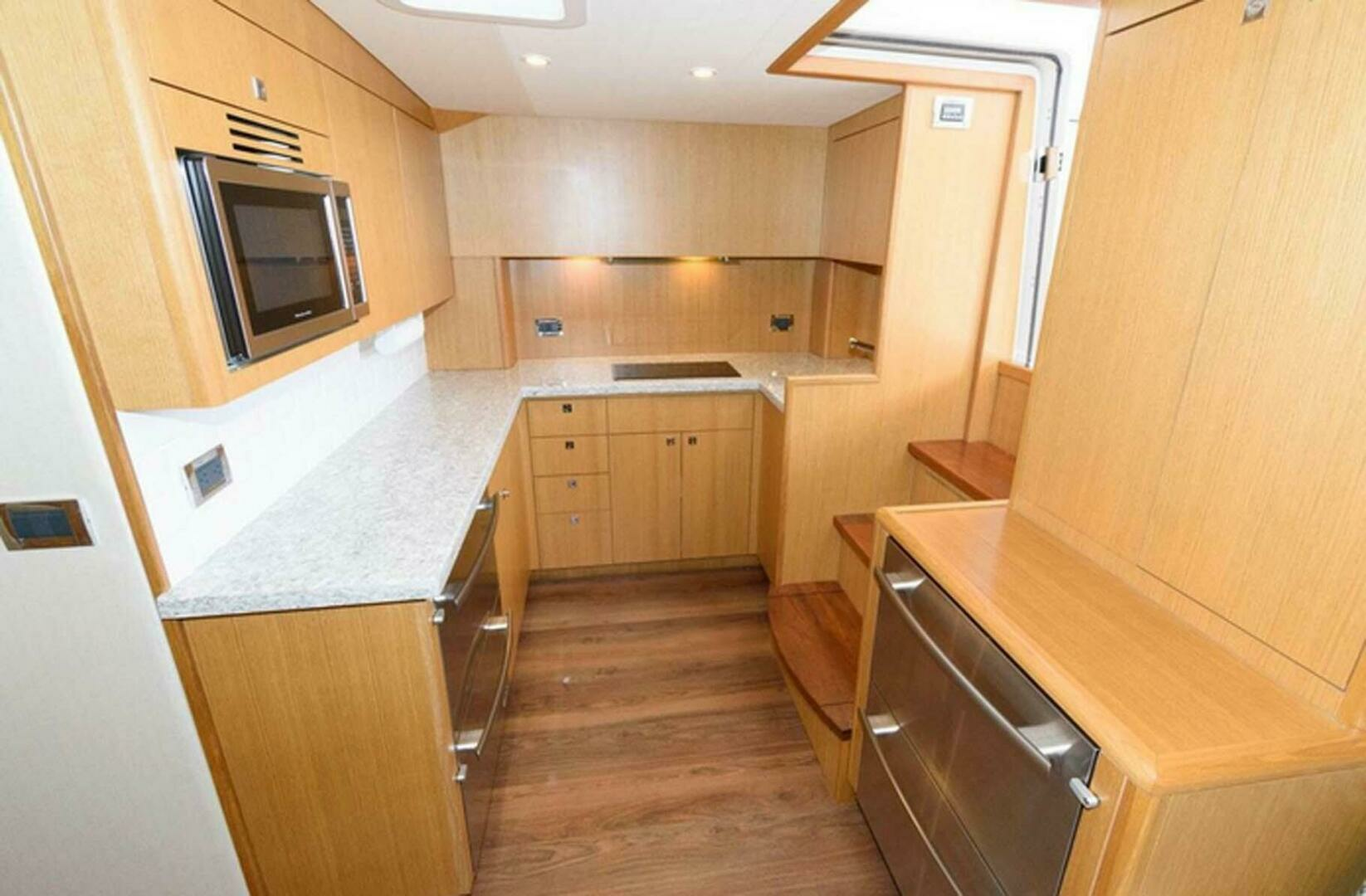 2015 Hatteras Express Sportfish - Image 6