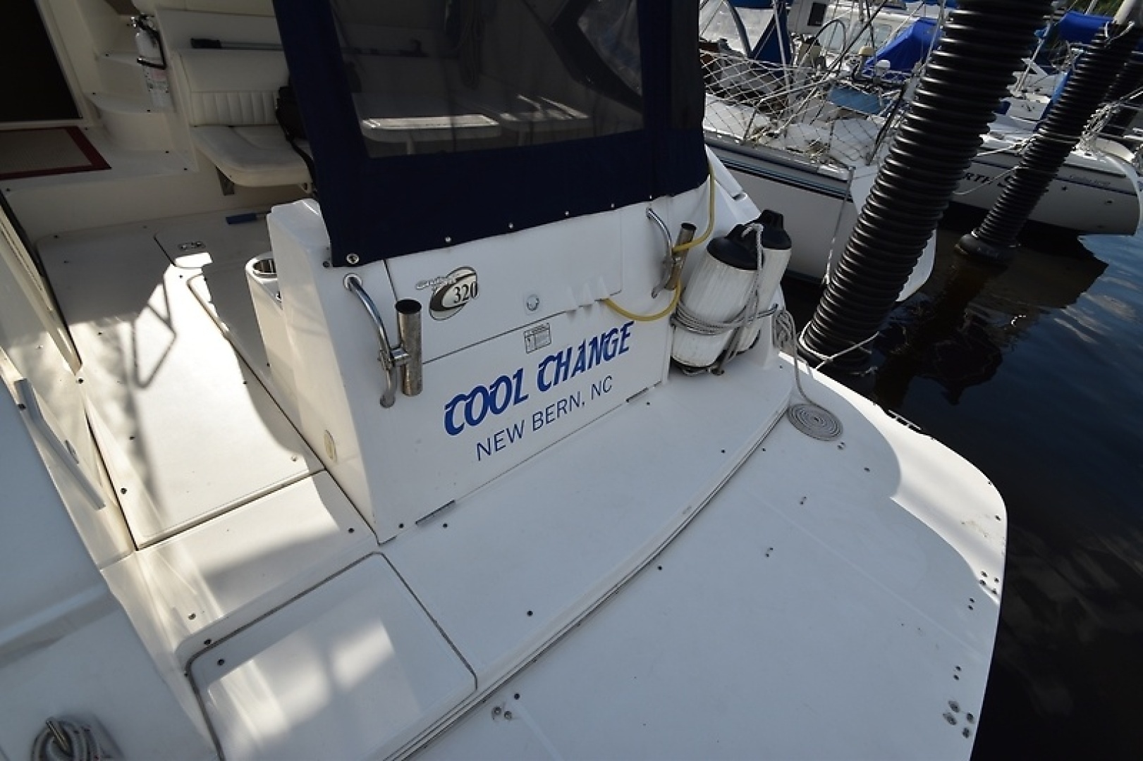 2004 Cruisers Yachts 320 Express - Image 13