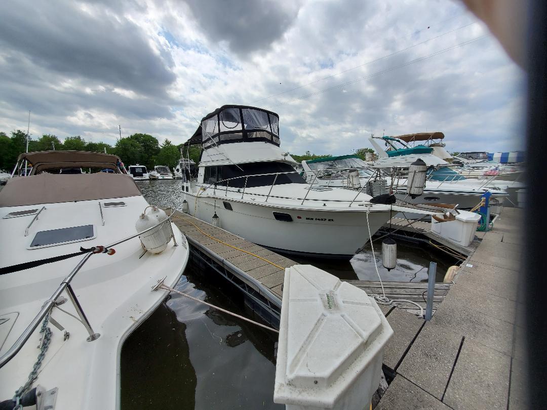 1983 Carver 3207 Aft Cabin Motor Yacht