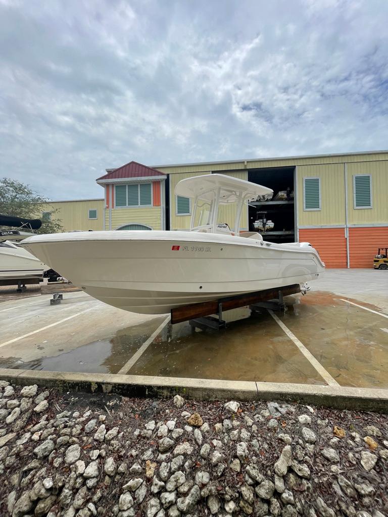 2019 Robalo R242 Center Console