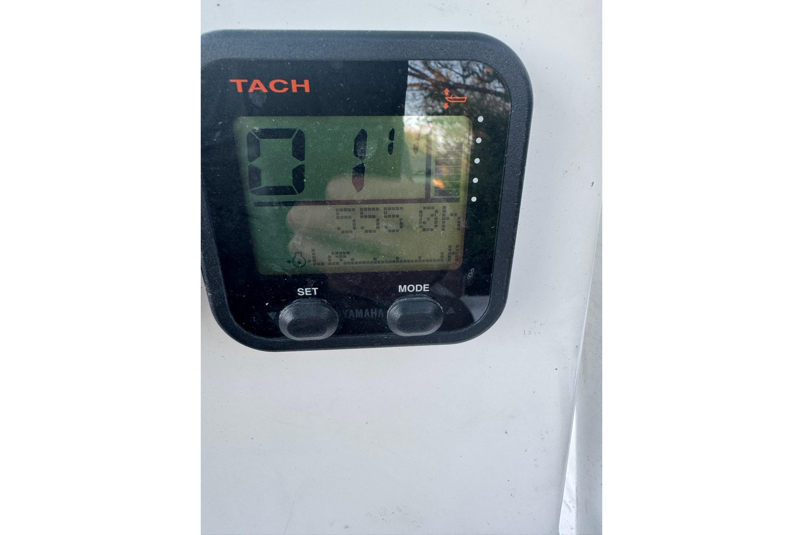 Tachometer display on 2013 Sea Fox 246 Commander boat showing 555 hours.