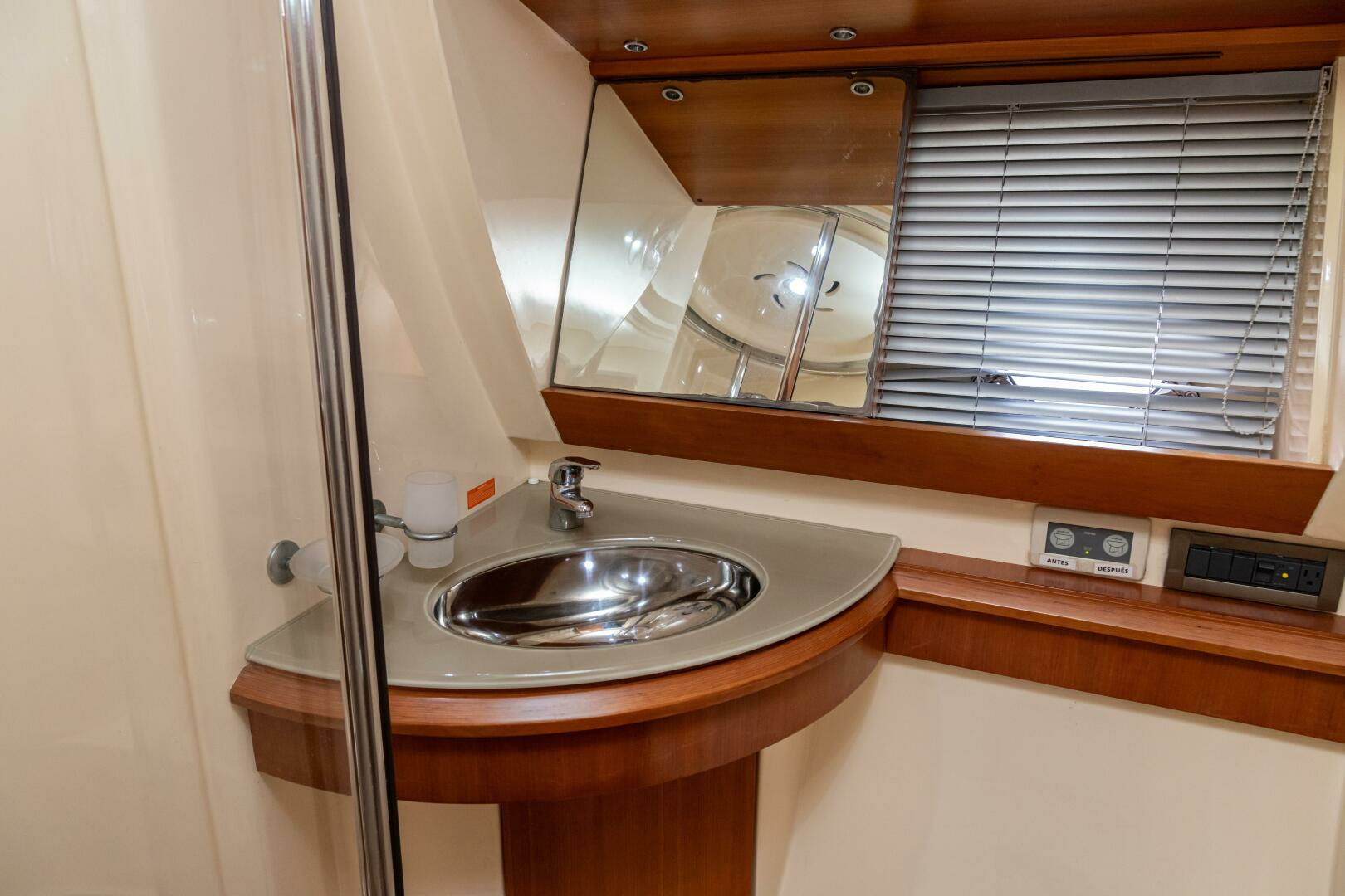 2009 Azimut Flybridge - Image 18