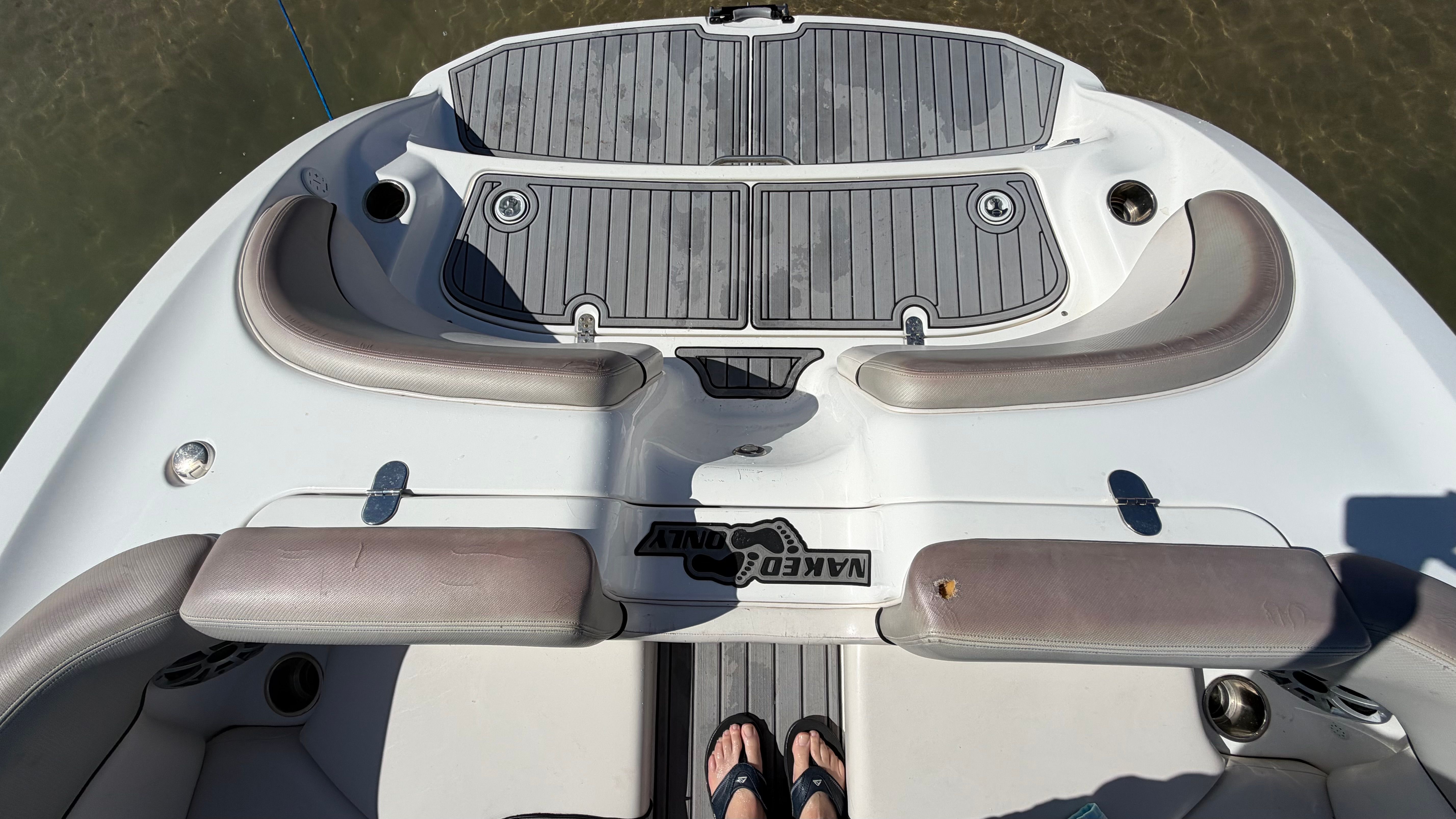 Yamaha AR240 HO 2011 boat rear with gray cushions.