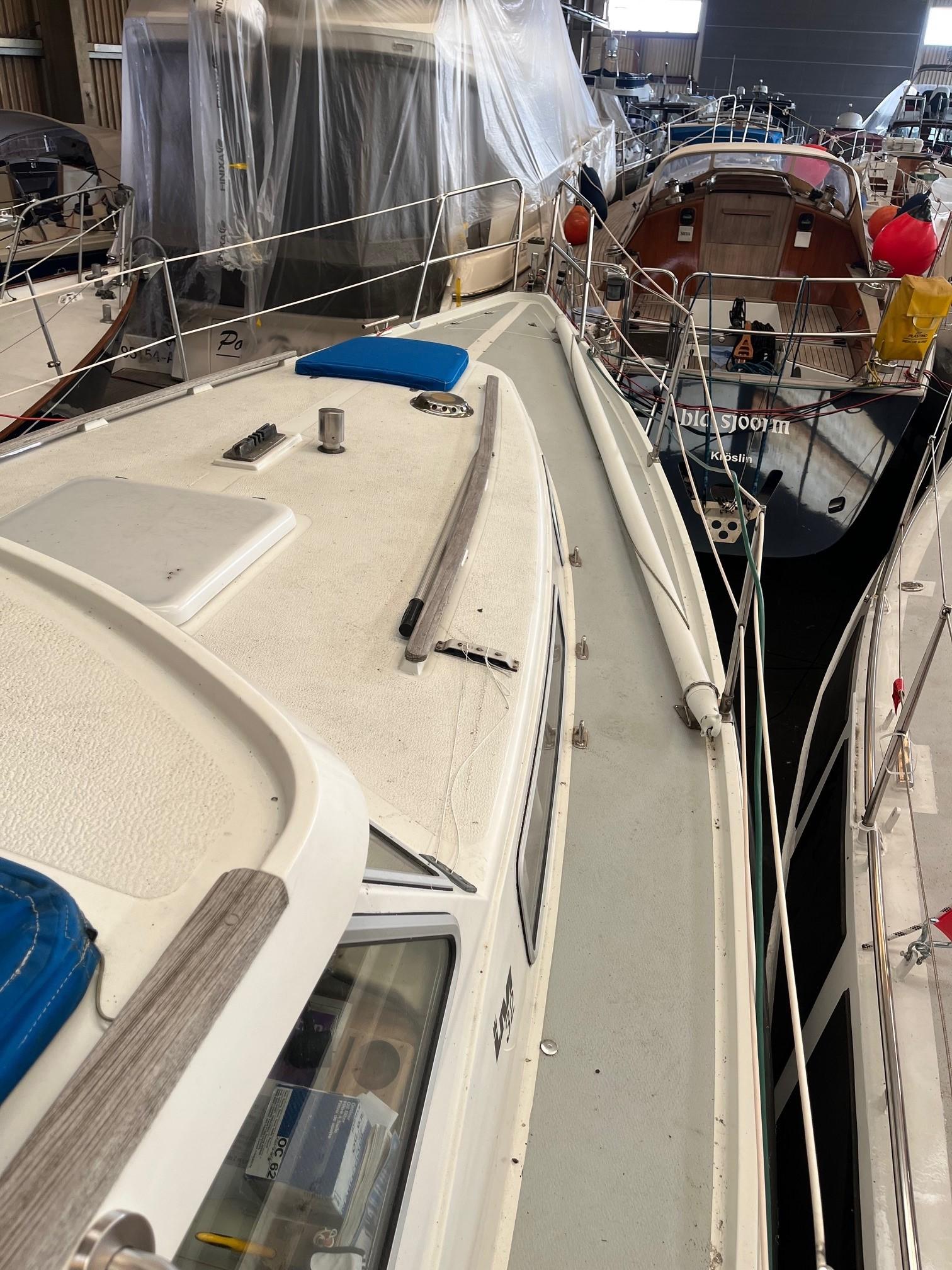 1980 LM 32 boat in storage, surrounded by other vessels in a marina.
