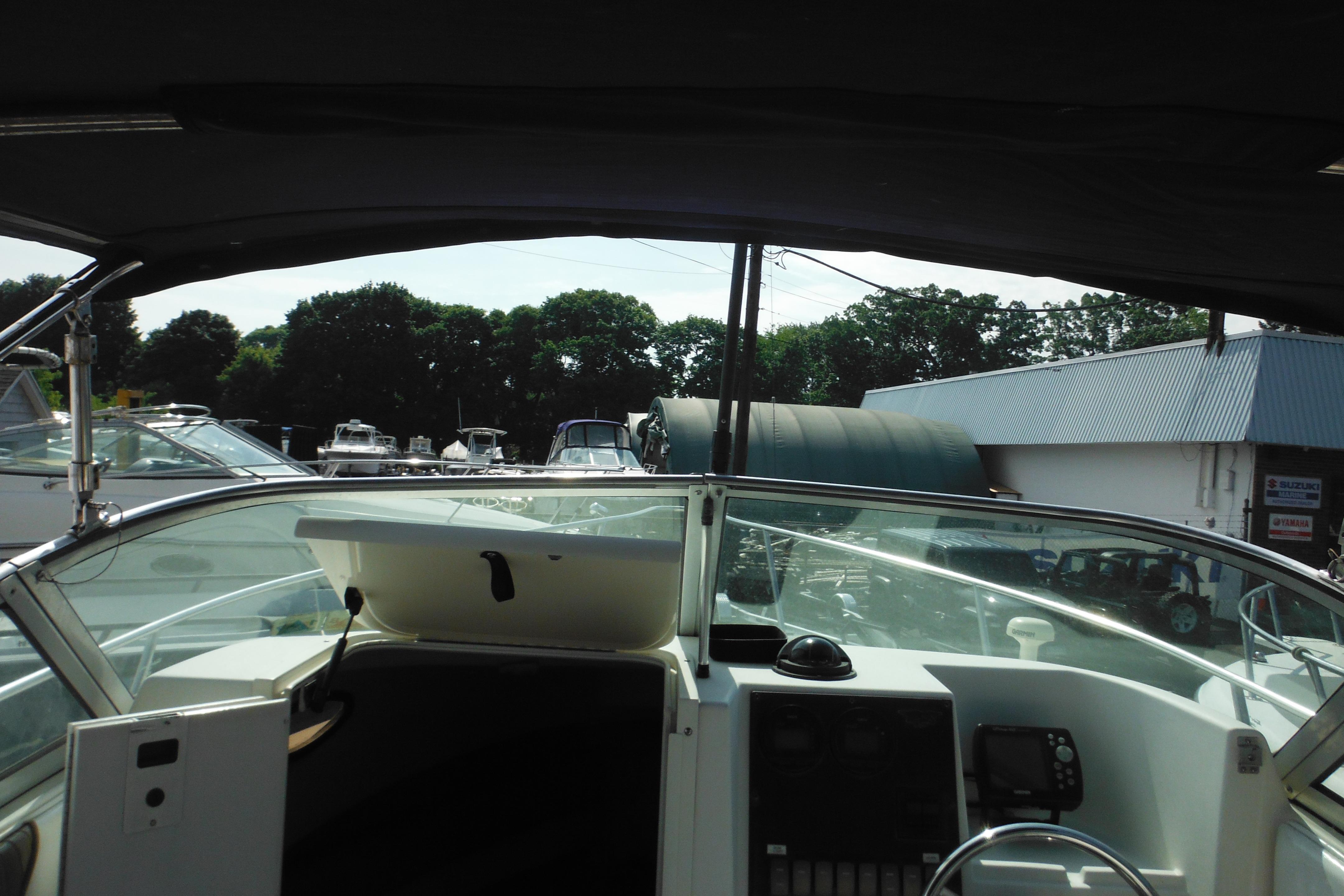 2005 Seaswirl Striper 2101 Walkaround O/B boat interior view at marina.