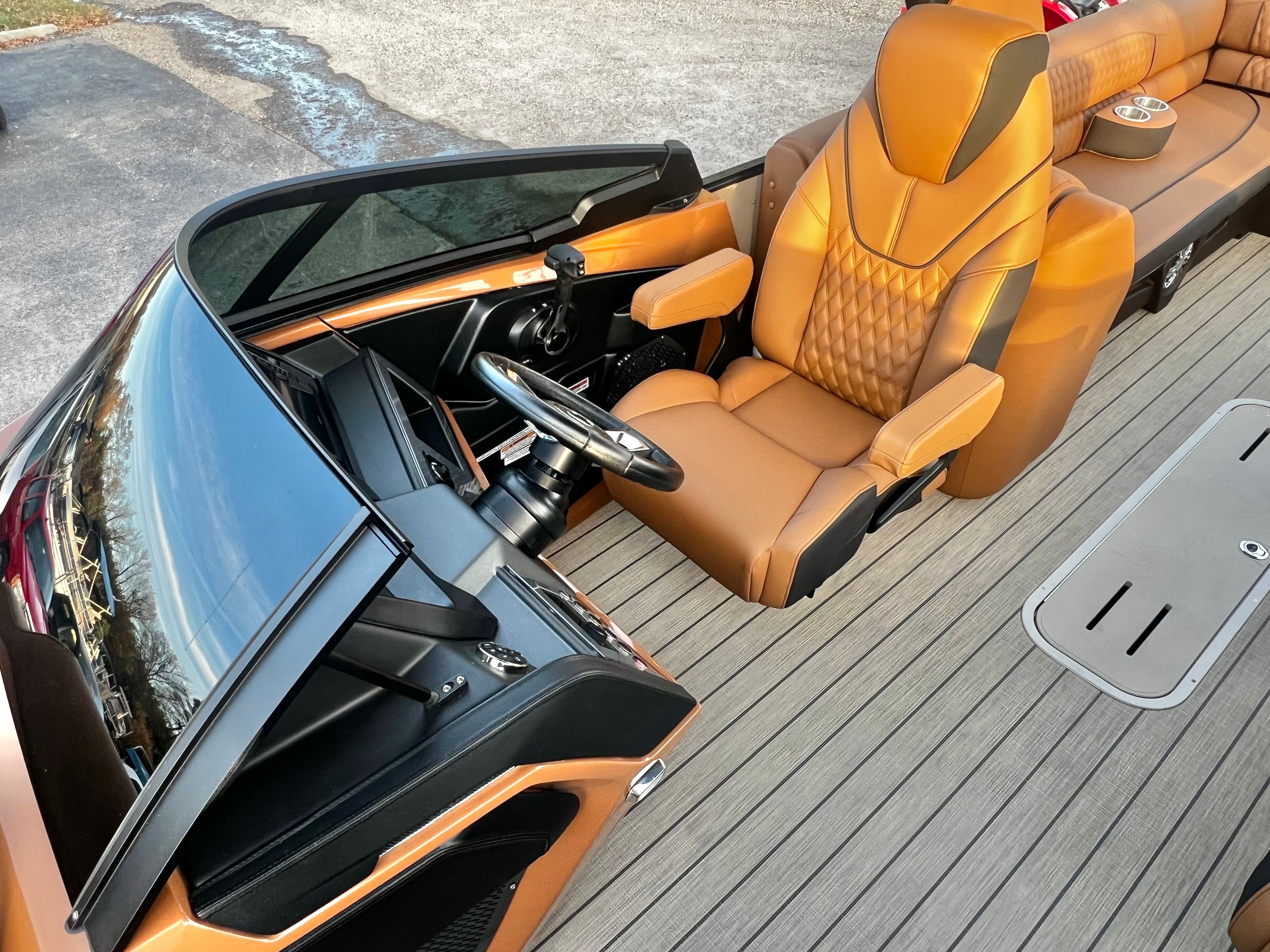 2026 Avalon Catalina 25' Quad Lounge Windshield Triple-Toon - 12
