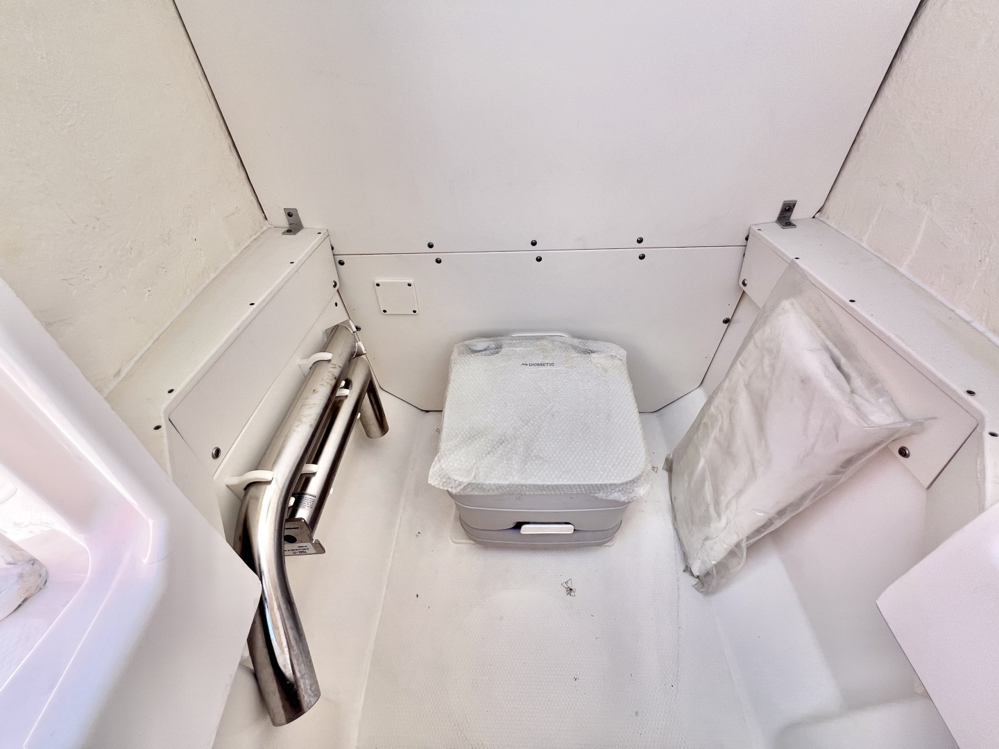 2021 Robalo R242 Explorer - Image 30