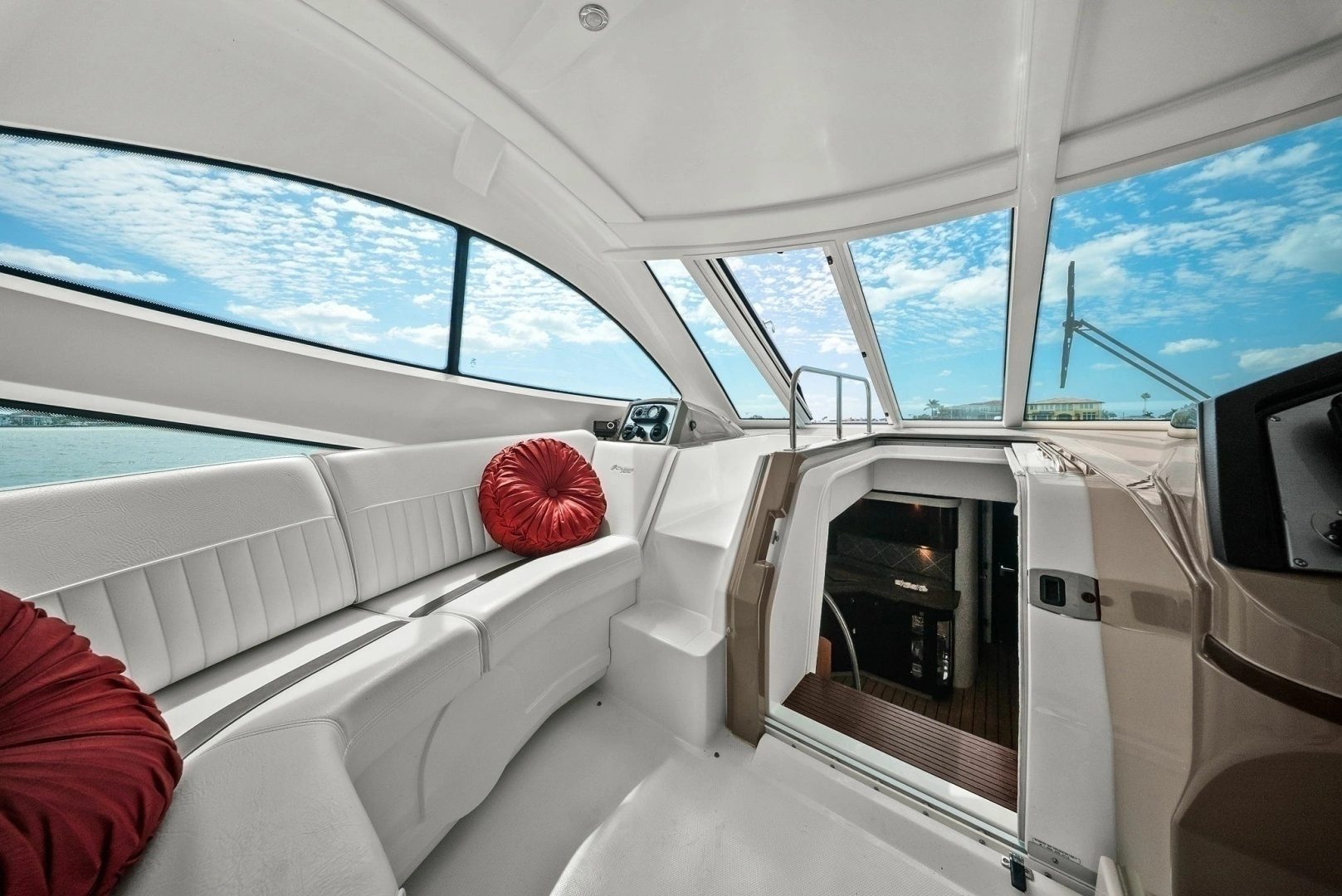 2012 Cruisers Yachts 540 Coupe - Image 13