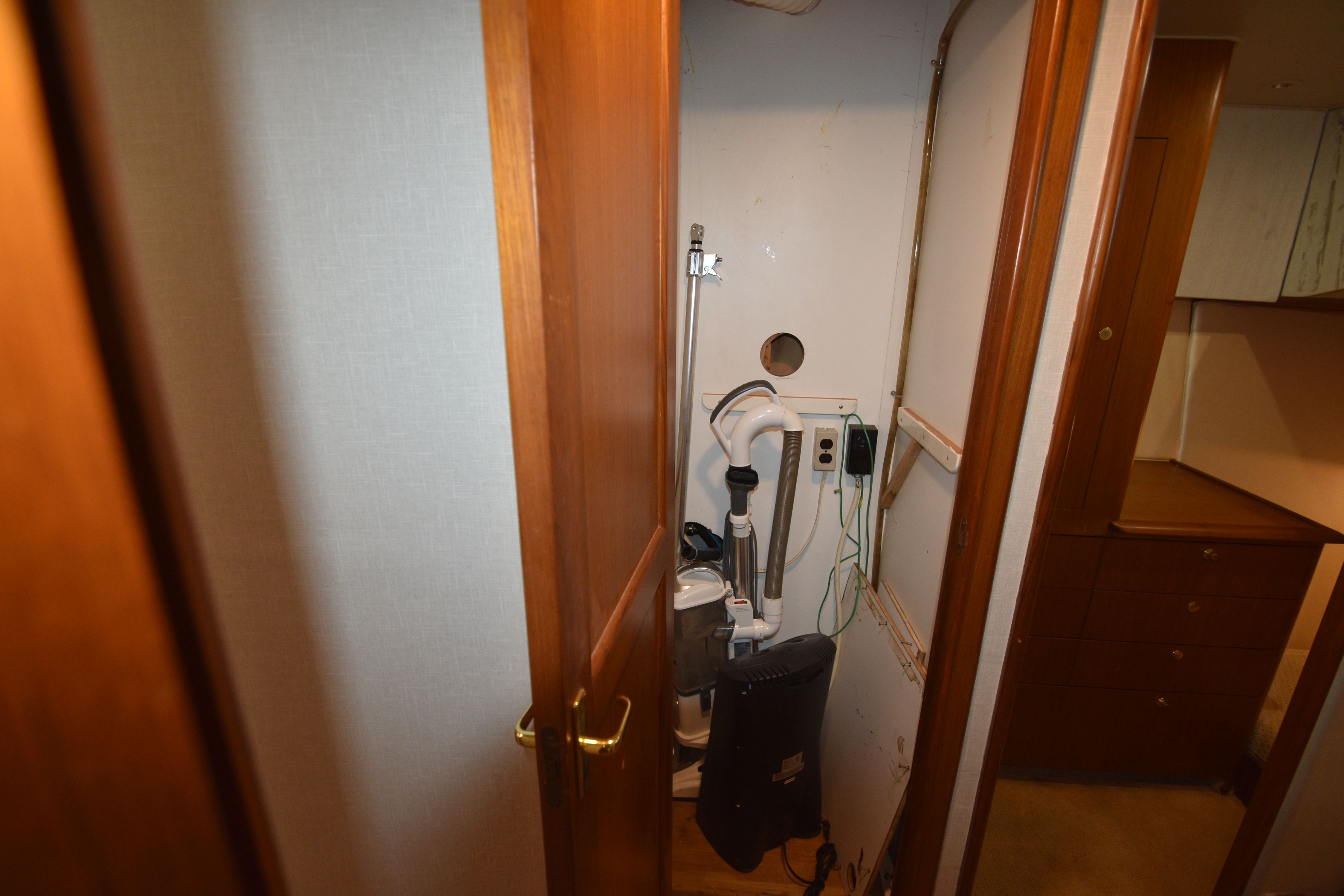 1997 Ocean Yachts 48 CONVERTIBLE - 39