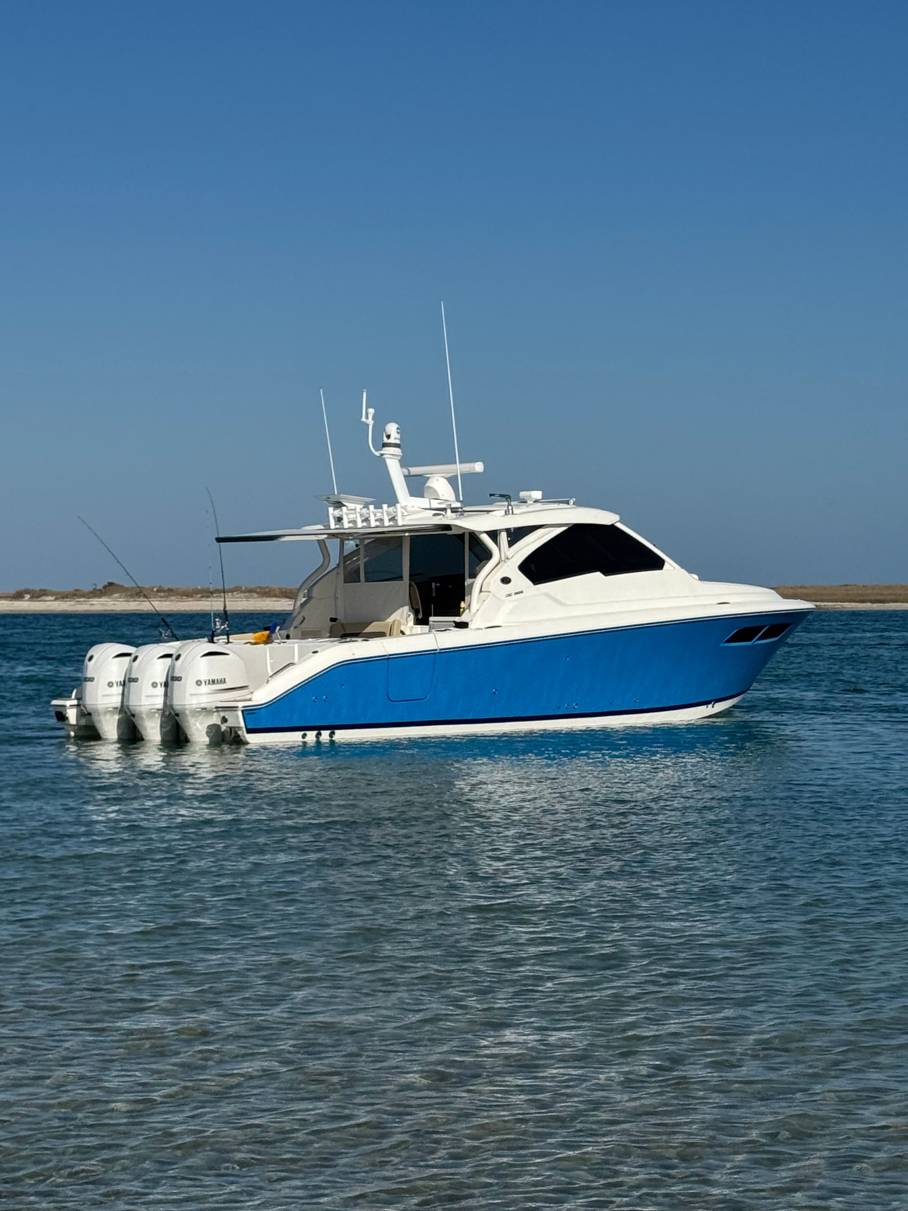 2020 Pursuit DC 365 Dual Console
