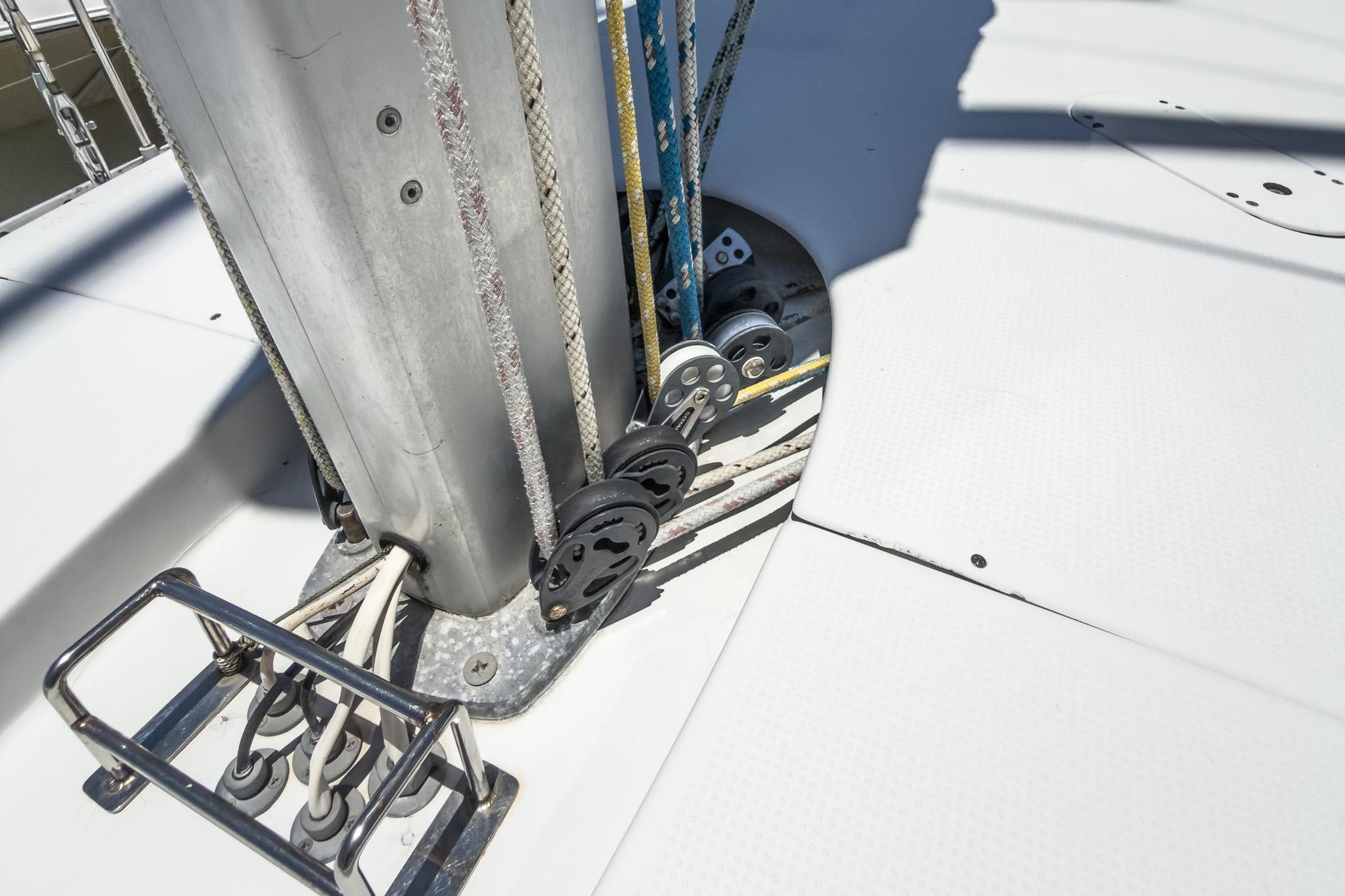 Deck rigging of a 1993 Beneteau First 38 s5 sailboat, featuring ropes and pulleys.