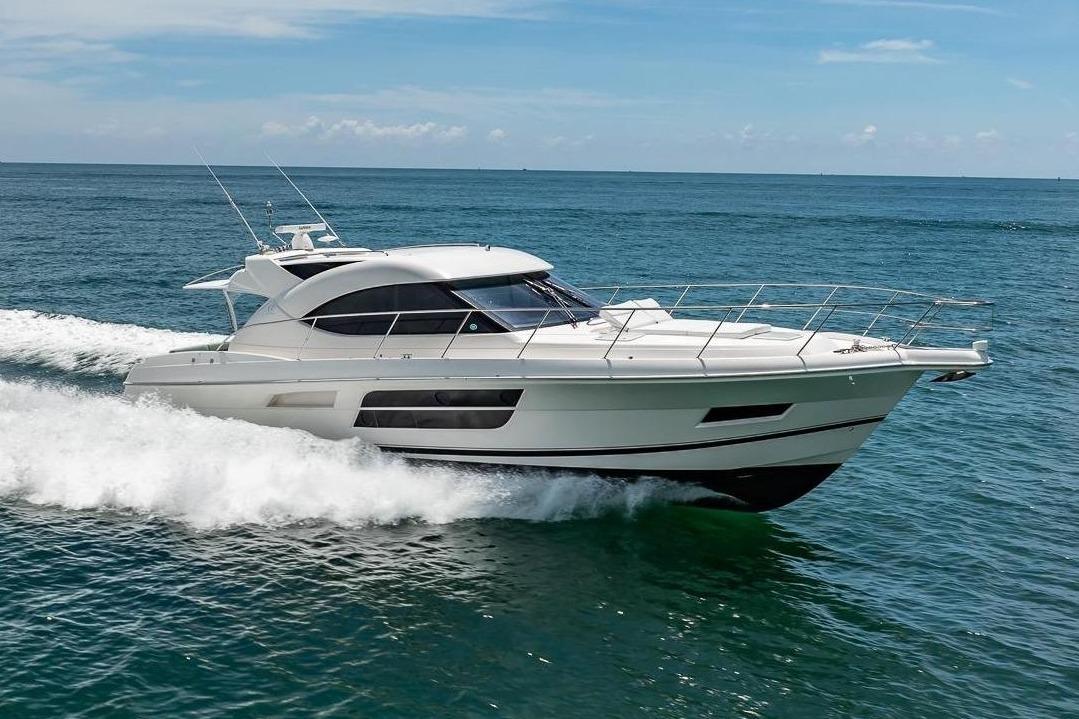 2016 Riviera 5000 Sport Yacht