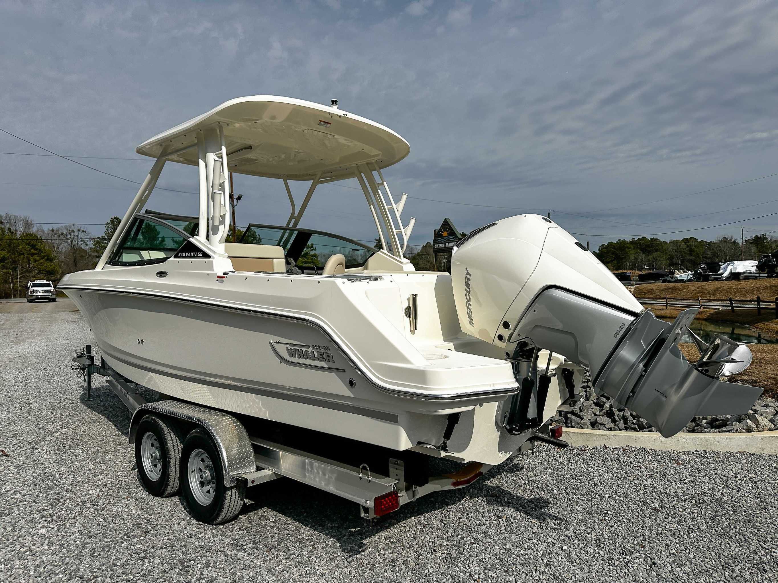 2025 Boston Whaler 240 Vantage - 8