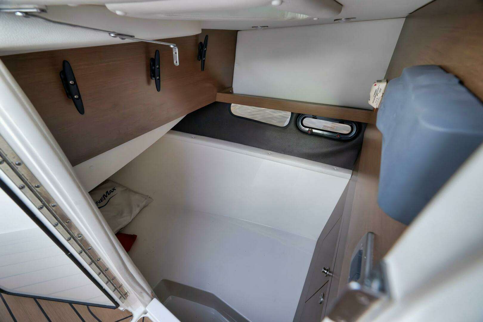 2016 Sea Ray 350 SLX - Image 12