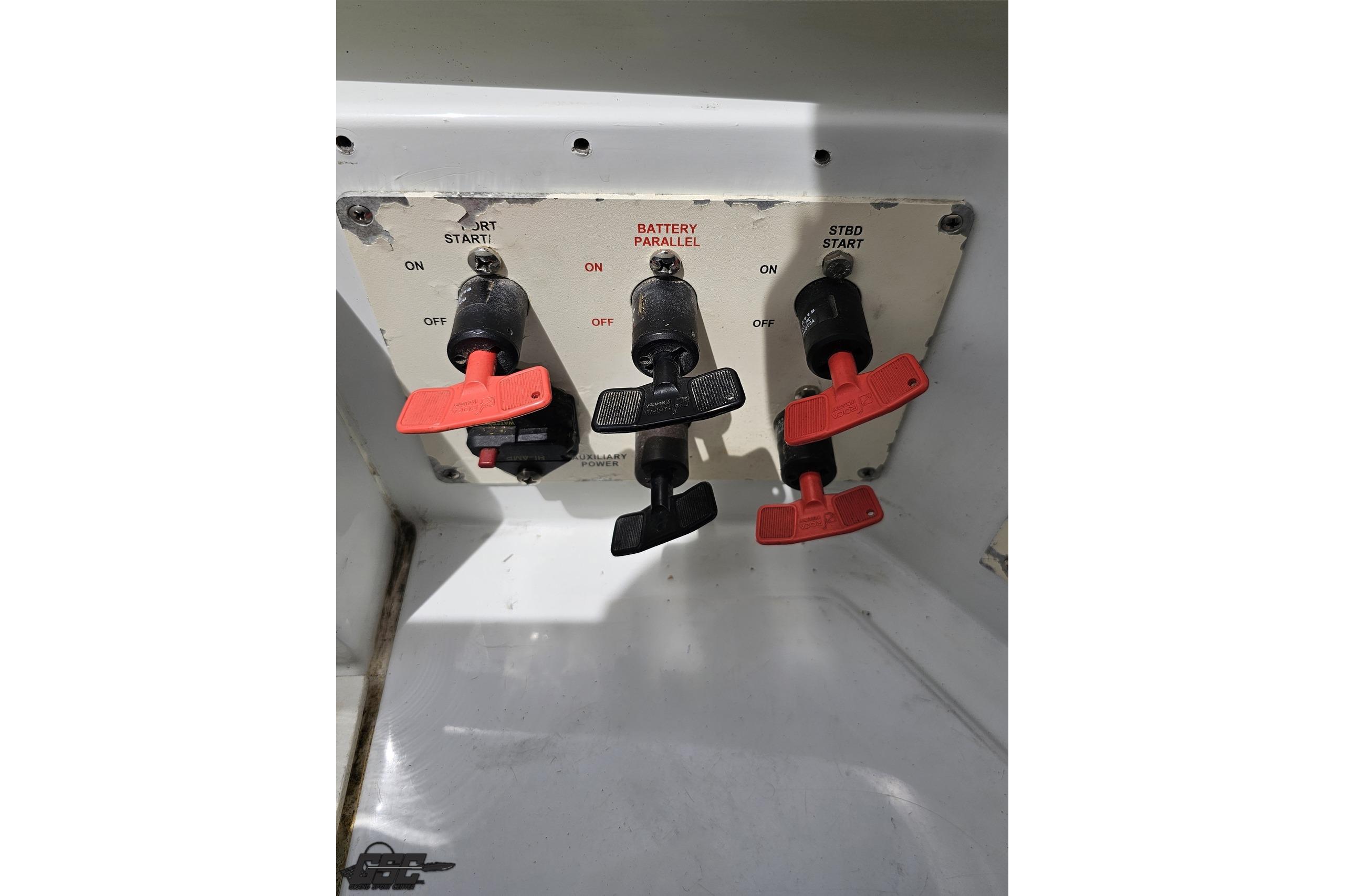 Control panel of a 2002 Formula 382 FASTech boat with switches for start and battery parallel.