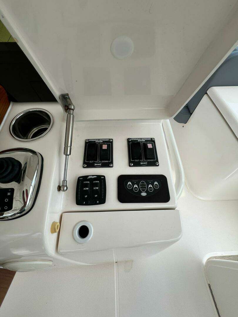 2015 Tiara Yachts 48 Convertible - Image 13