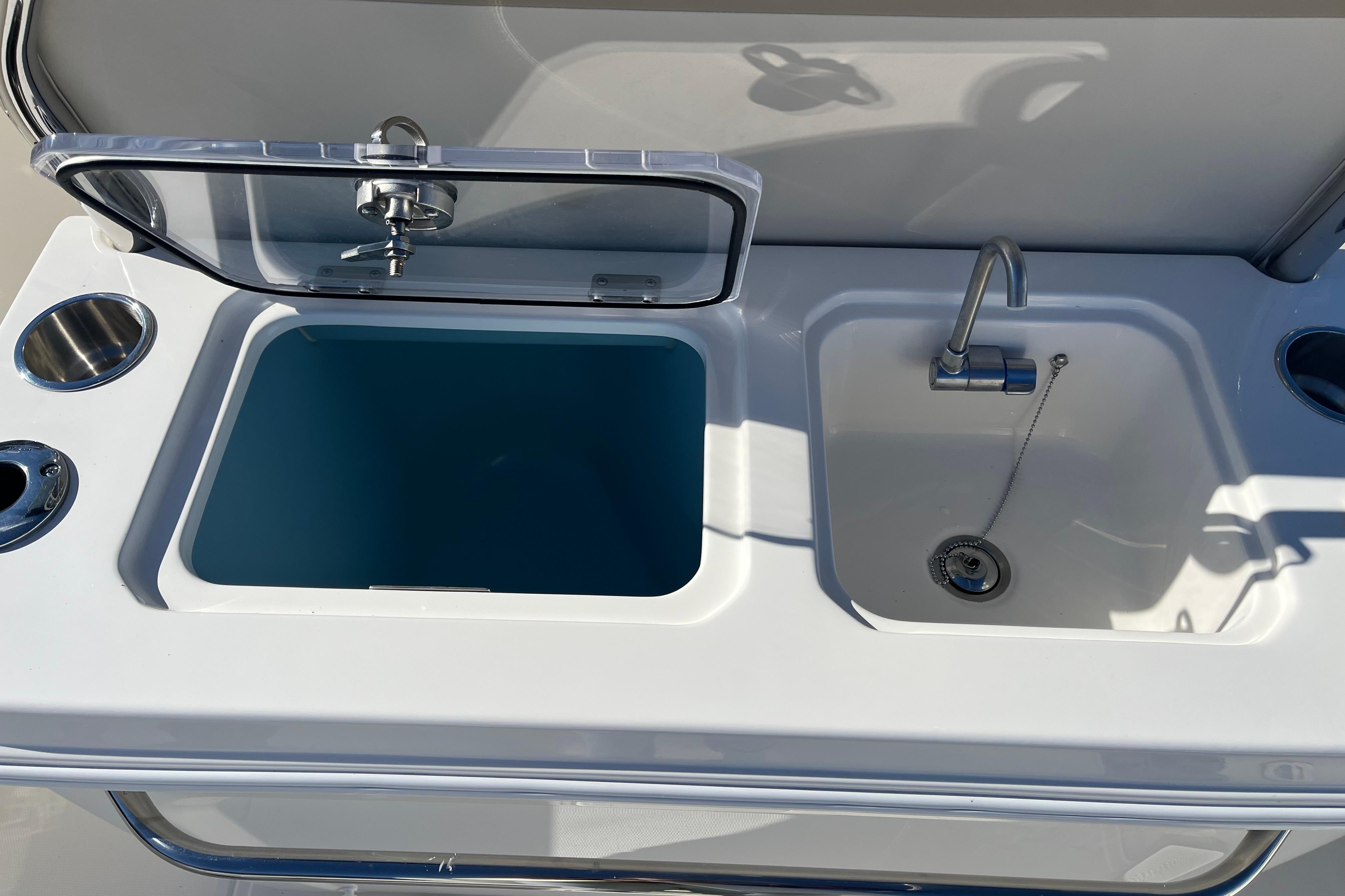 Boston Whaler 280 Dauntless 2026 boat sink and storage compartment.