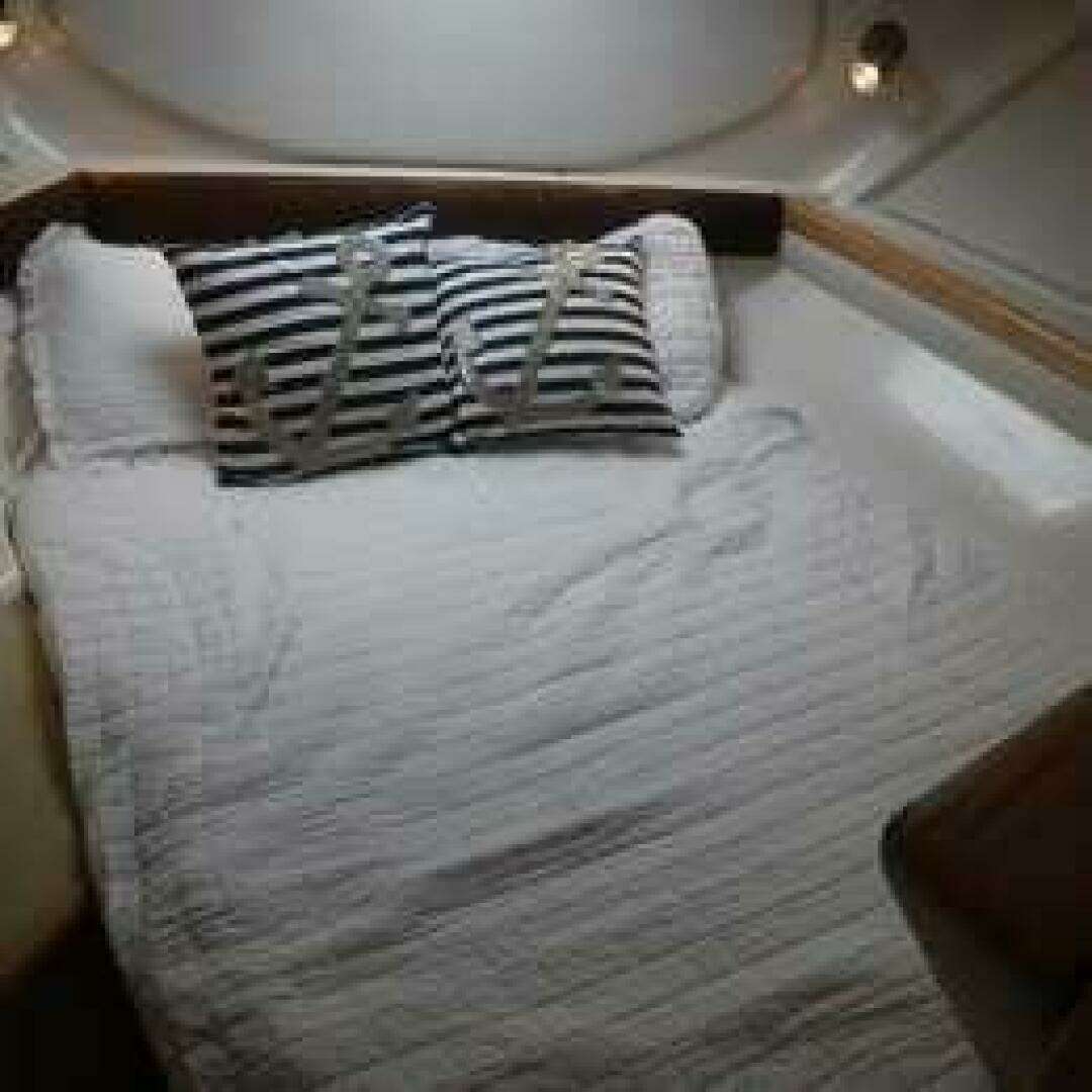 2001 Carver 350 Mariner - Image 8