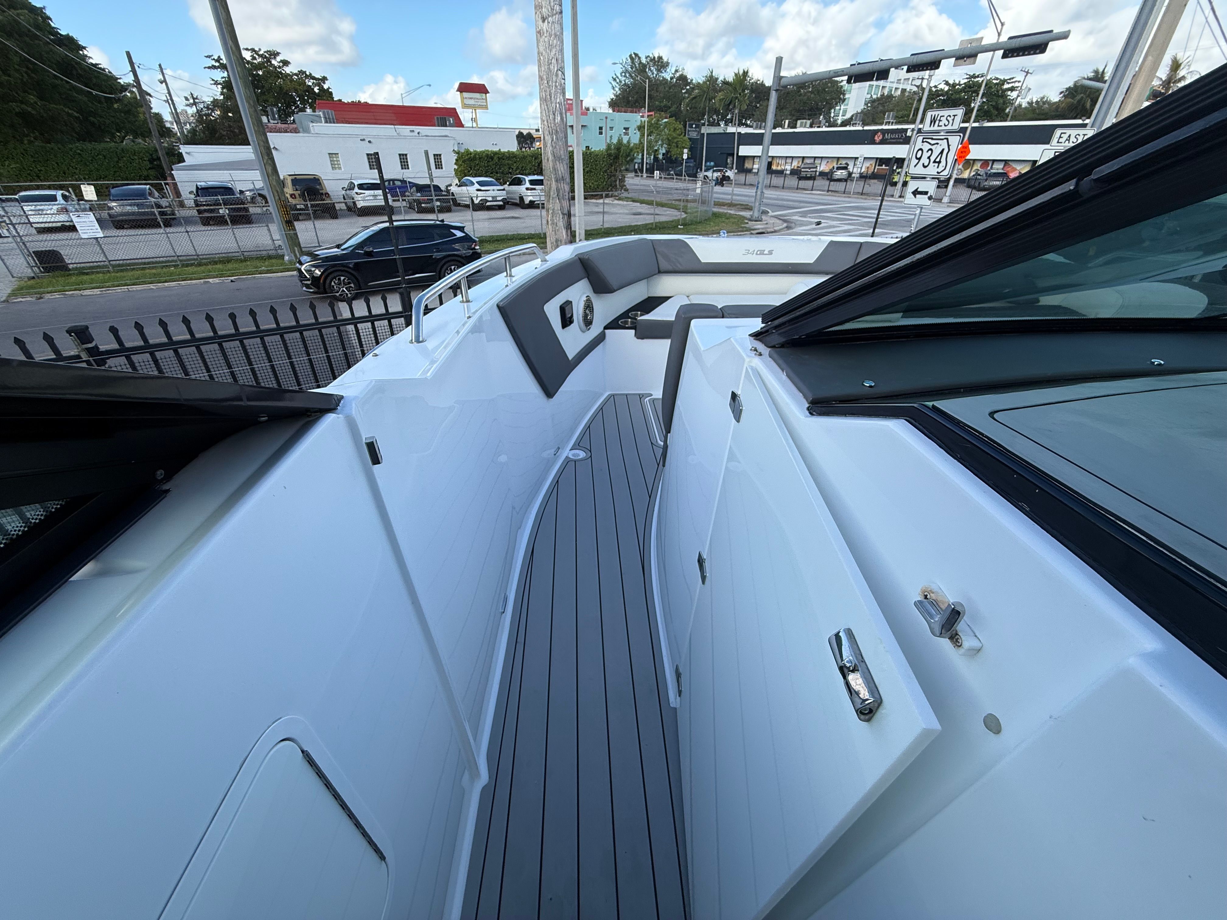 2022 Cruisers Yachts 34 GLS OB - 30
