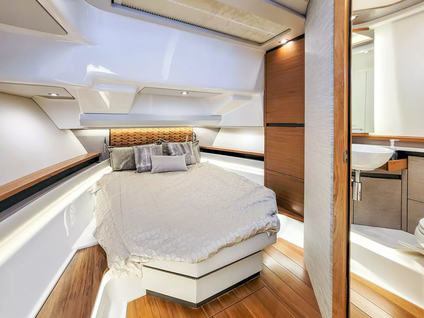 2022 Tiara Yachts — - Image 26