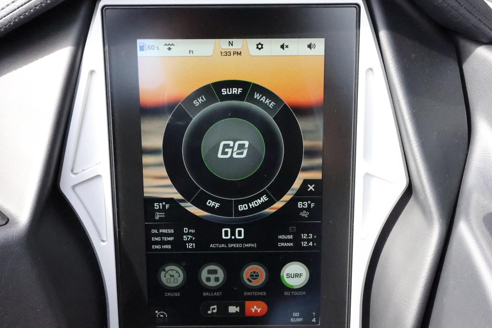 2022 Tigé 23ZX touchscreen display showing ski, surf, and wake options.