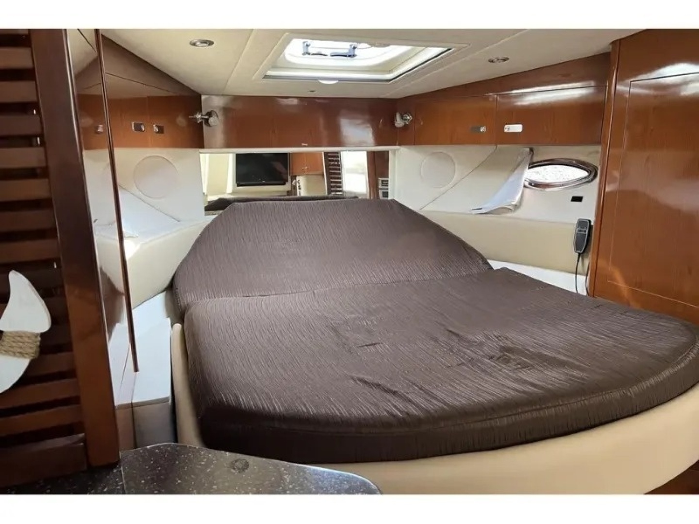 2012 Sea Ray 370 SUNDANCER - Image 15