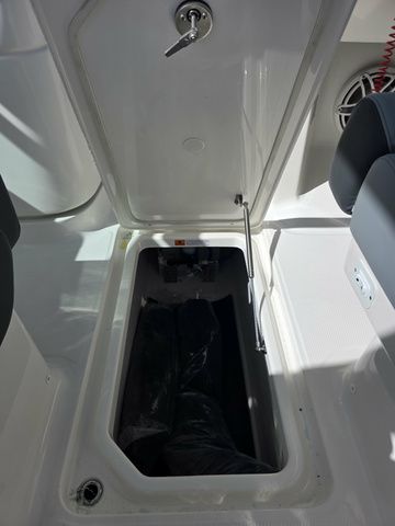 2026 Robalo R277 - 24