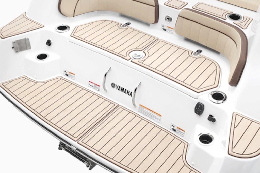 2026 Yamaha Boats 255 FSH Sport E deck with beige seating and cup holders.