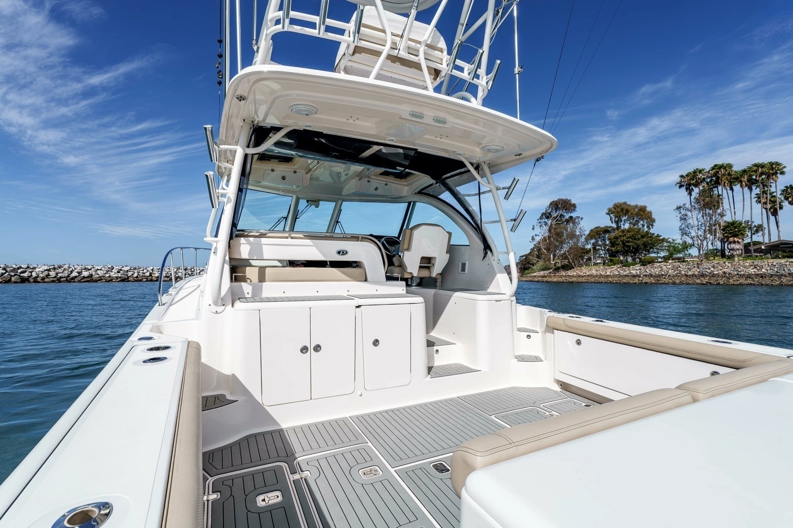 2018 Pursuit 385 Offshore - Image 18