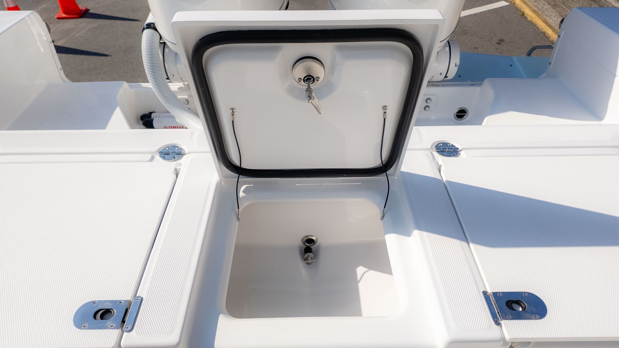 2027 Everglades 273 Center Console - 12