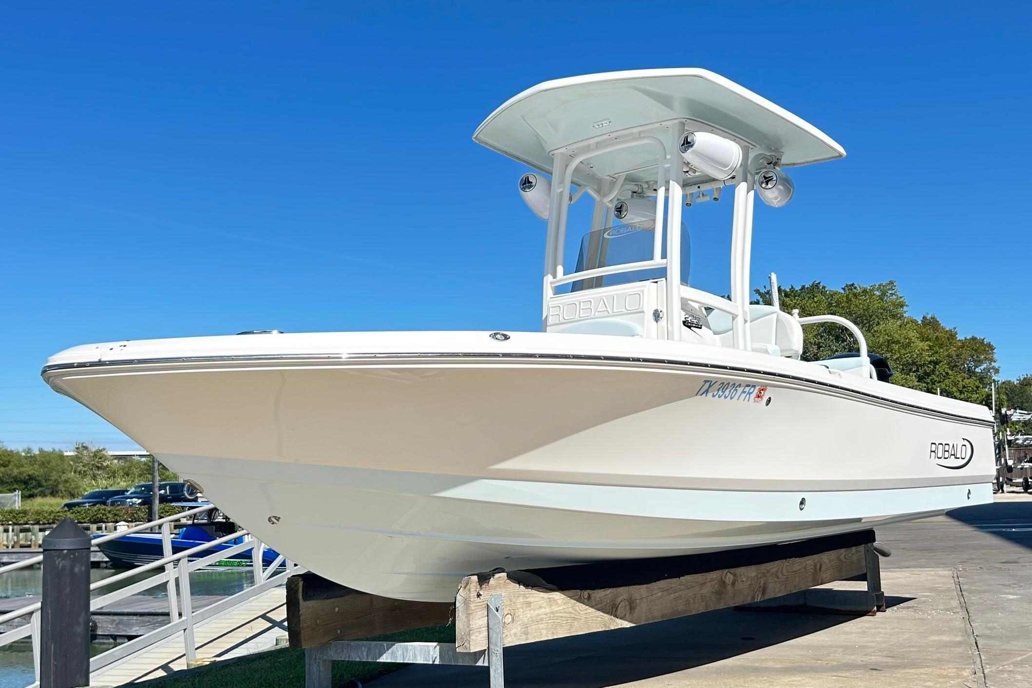 2019 Robalo 226 Cayman
