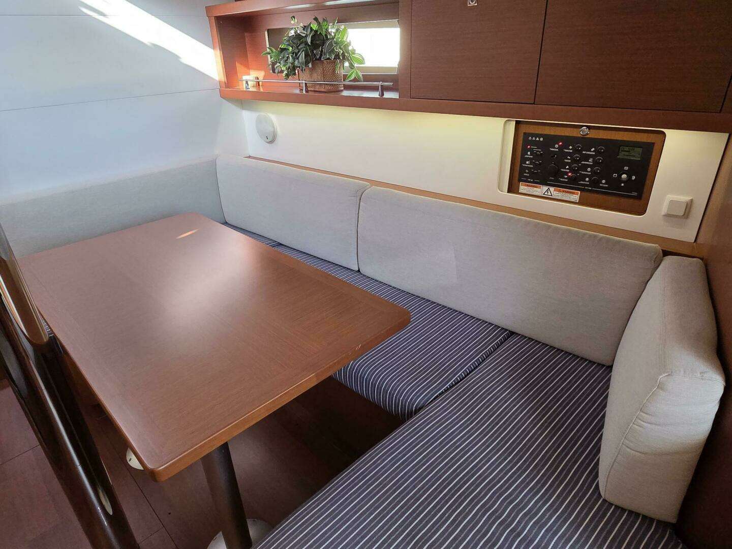 2014 Beneteau Oceanis 41 - Image 15