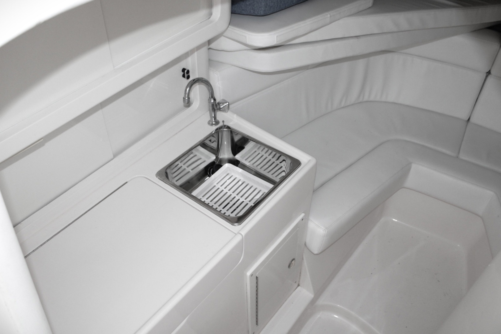 2001 Intrepid 366 - Image 17