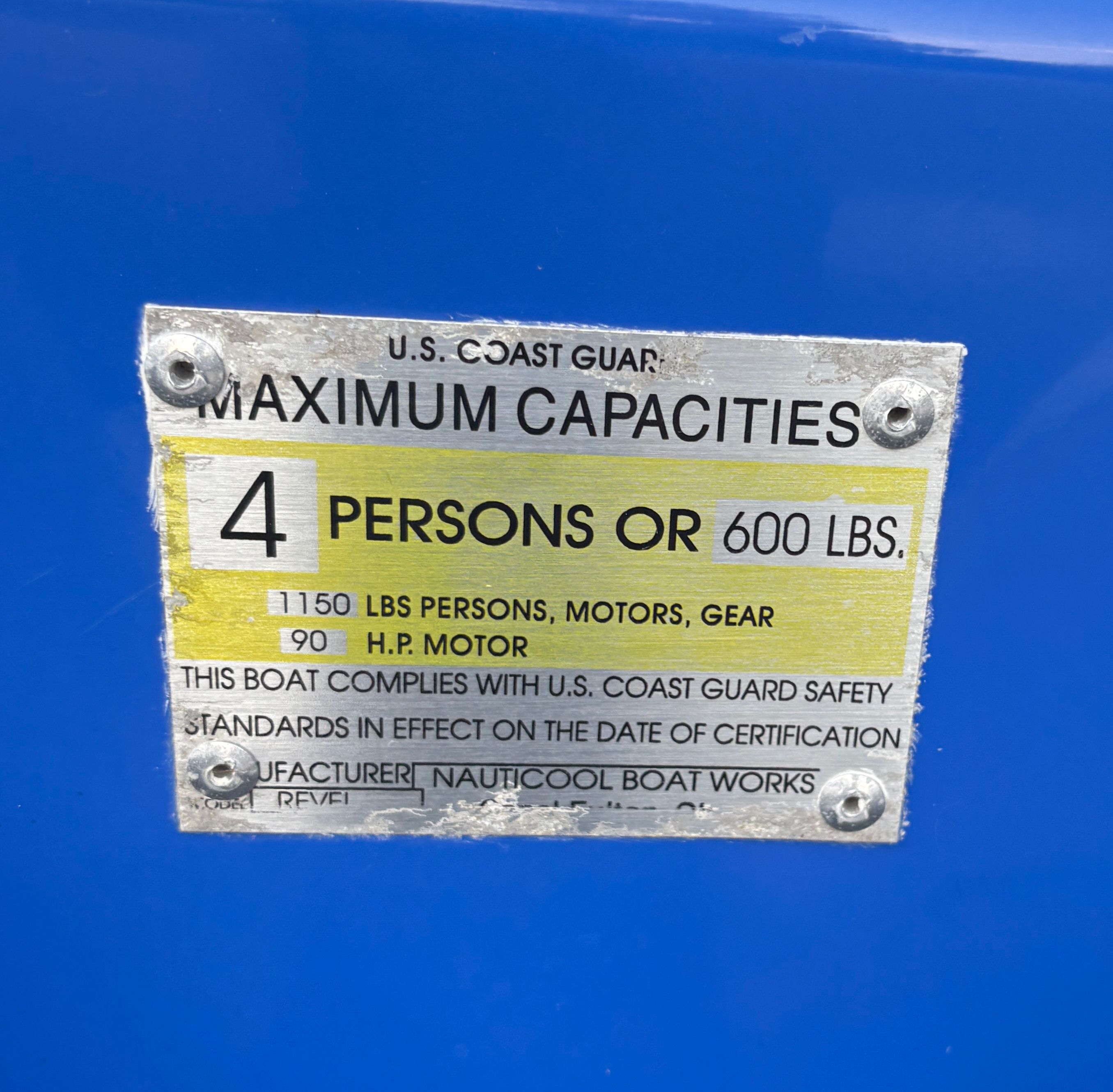 Boat capacity label for 4 persons or 600 lbs.