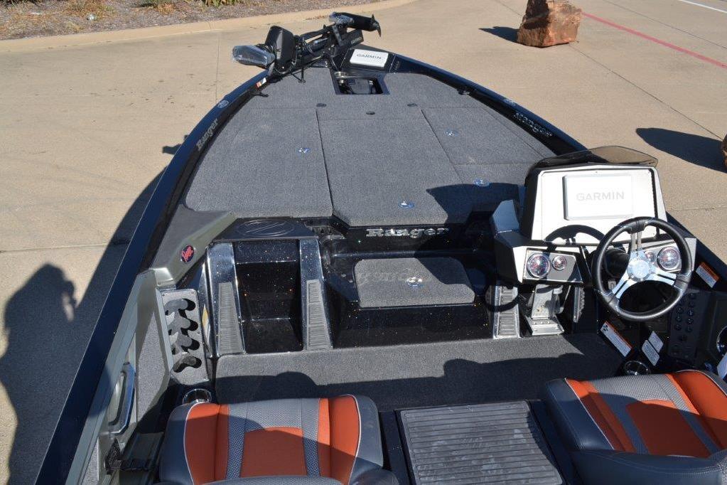 2025 Ranger Z518 Cup-Equipped boat interior with Garmin navigation system and stylish seating.
