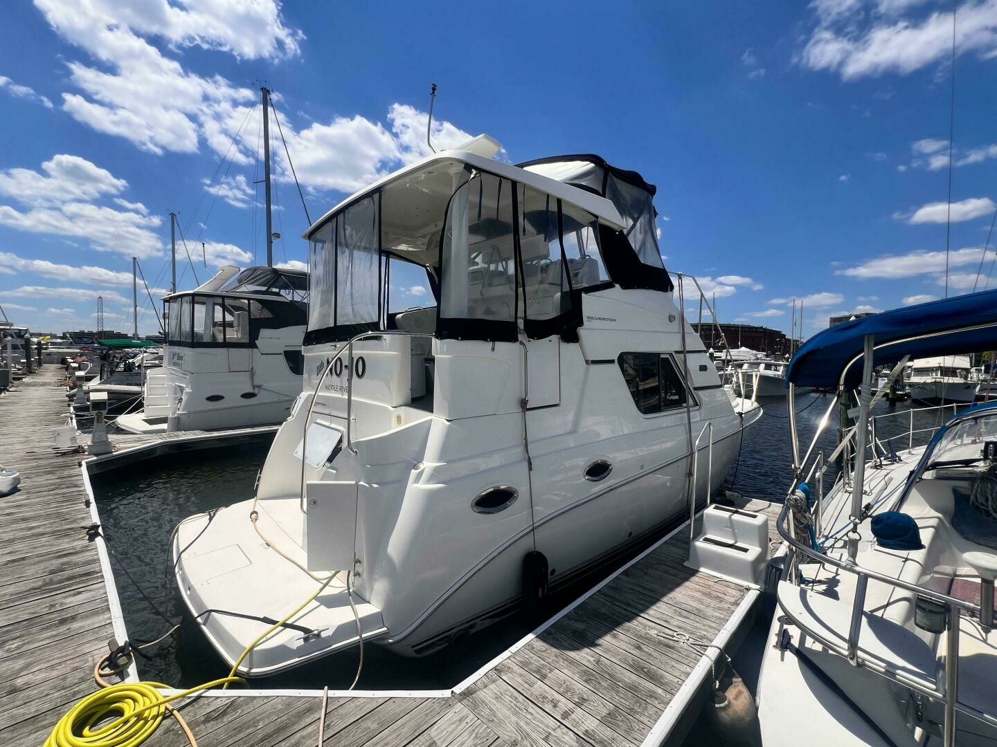 2001 Silverton 352 Motor Yacht - Image 2