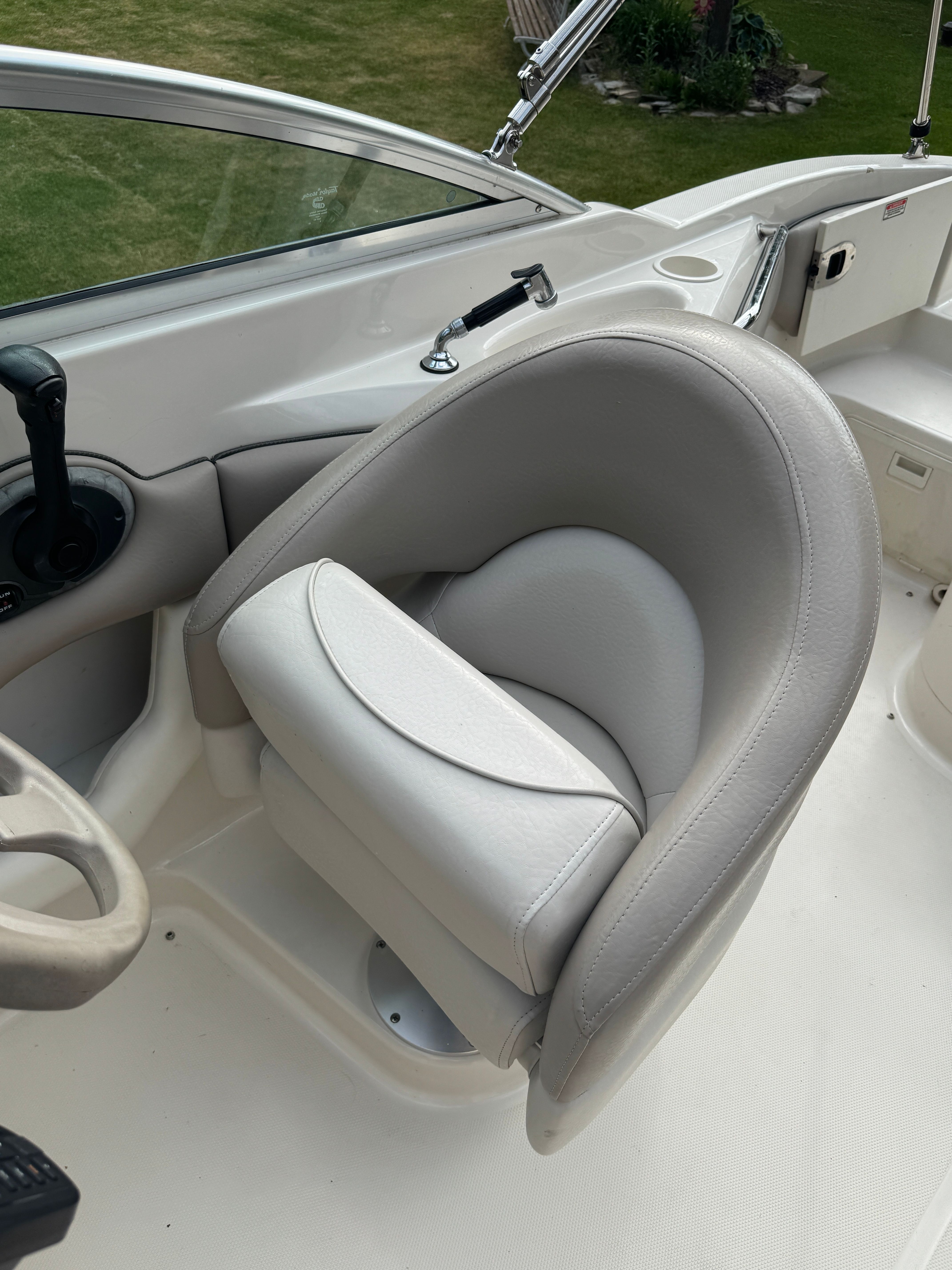 2002 Sea Ray 220 Sundeck - 32