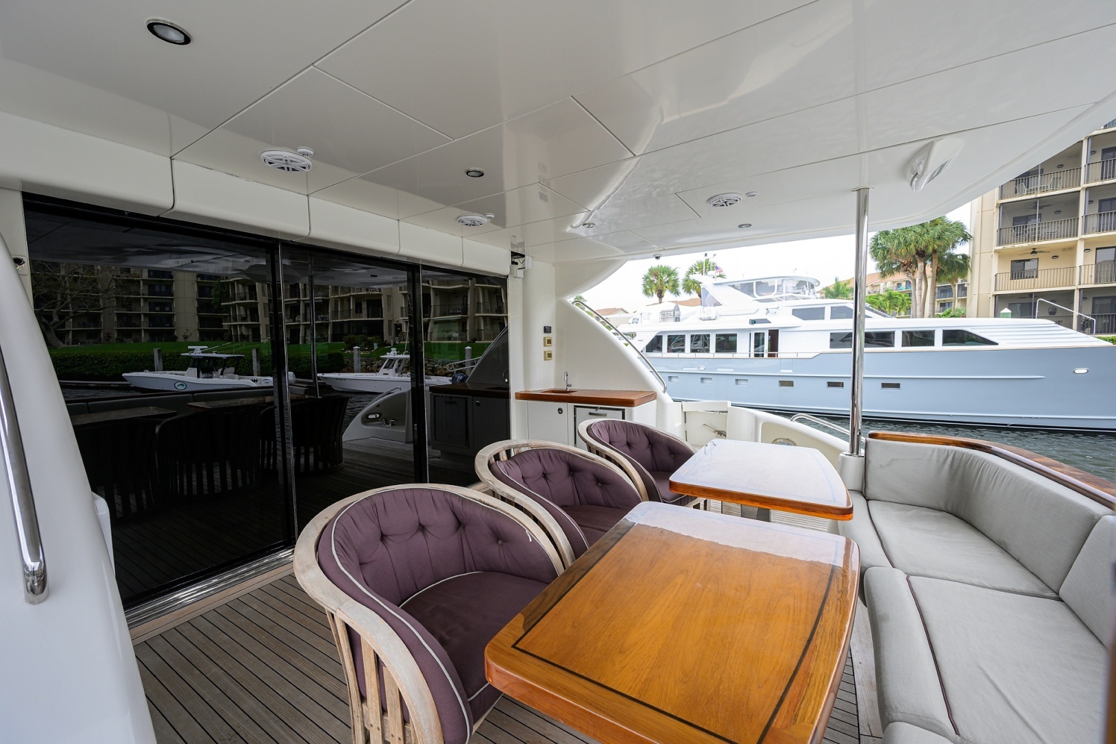 2013 Hatteras 80 Motor Yacht - Image 2