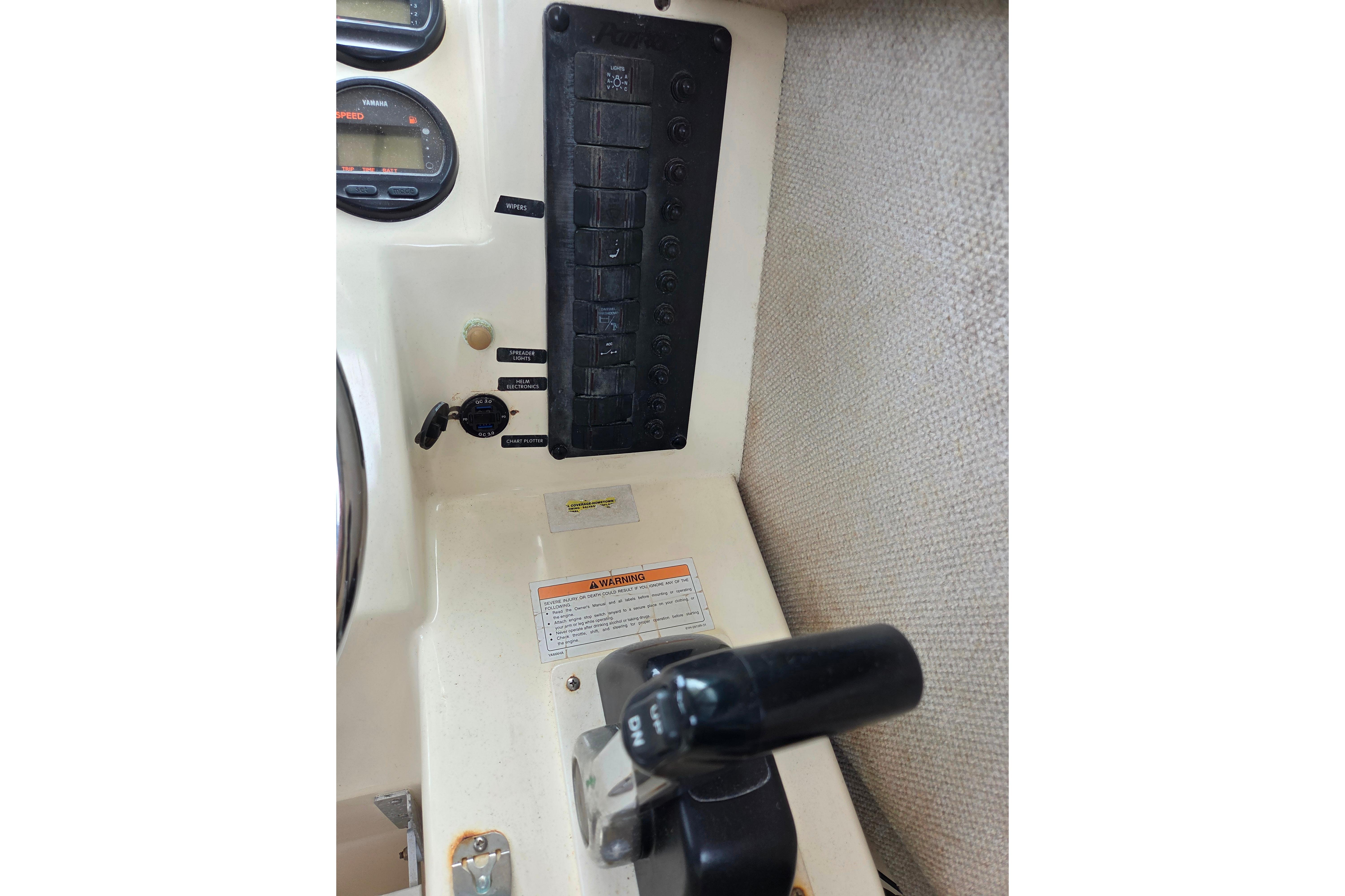 Control panel of a 2002 Parker 2520 Deep Vee Sport Cabin boat.