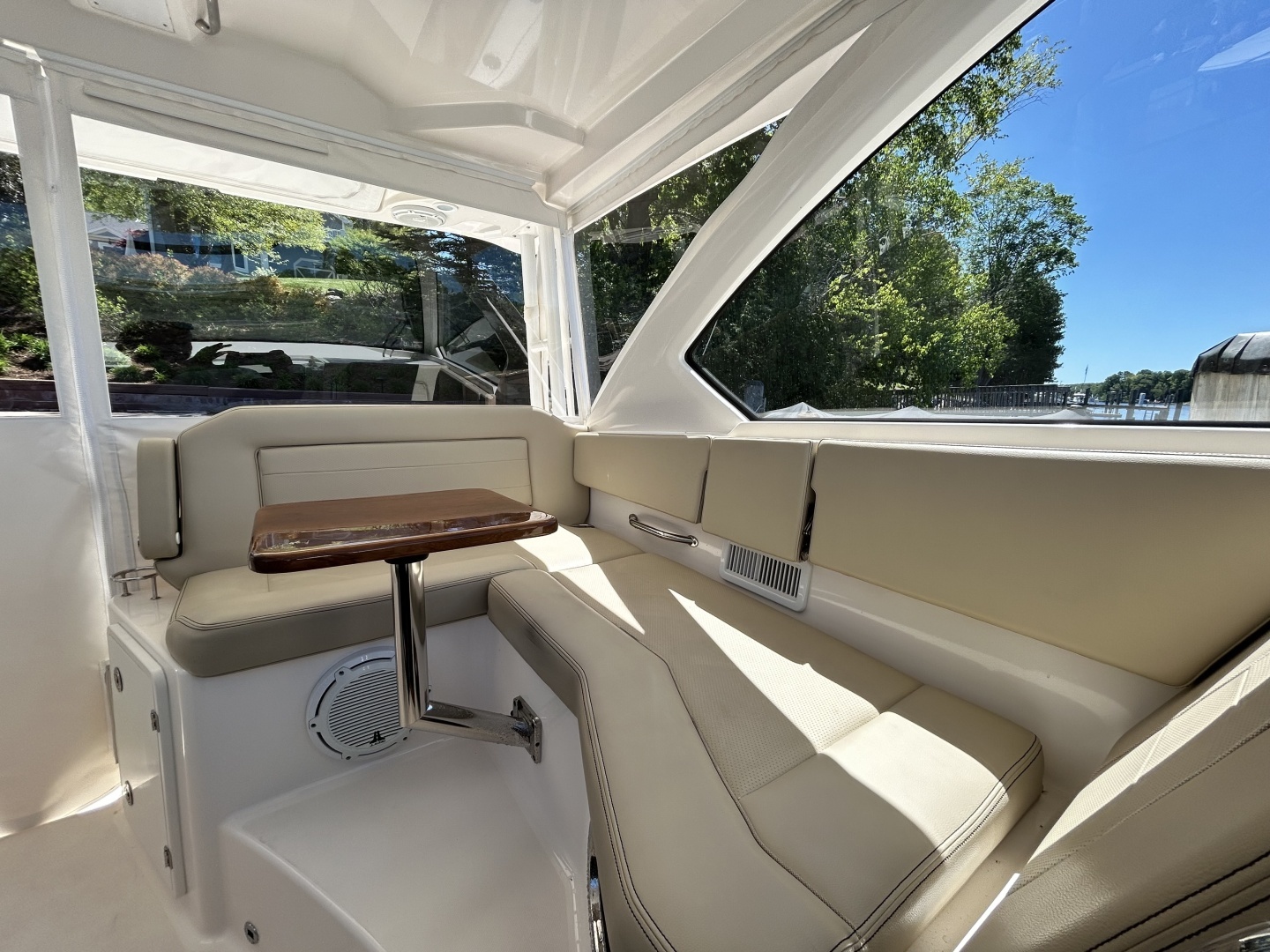 2018 Pursuit OS 355 Offshore - Image 4