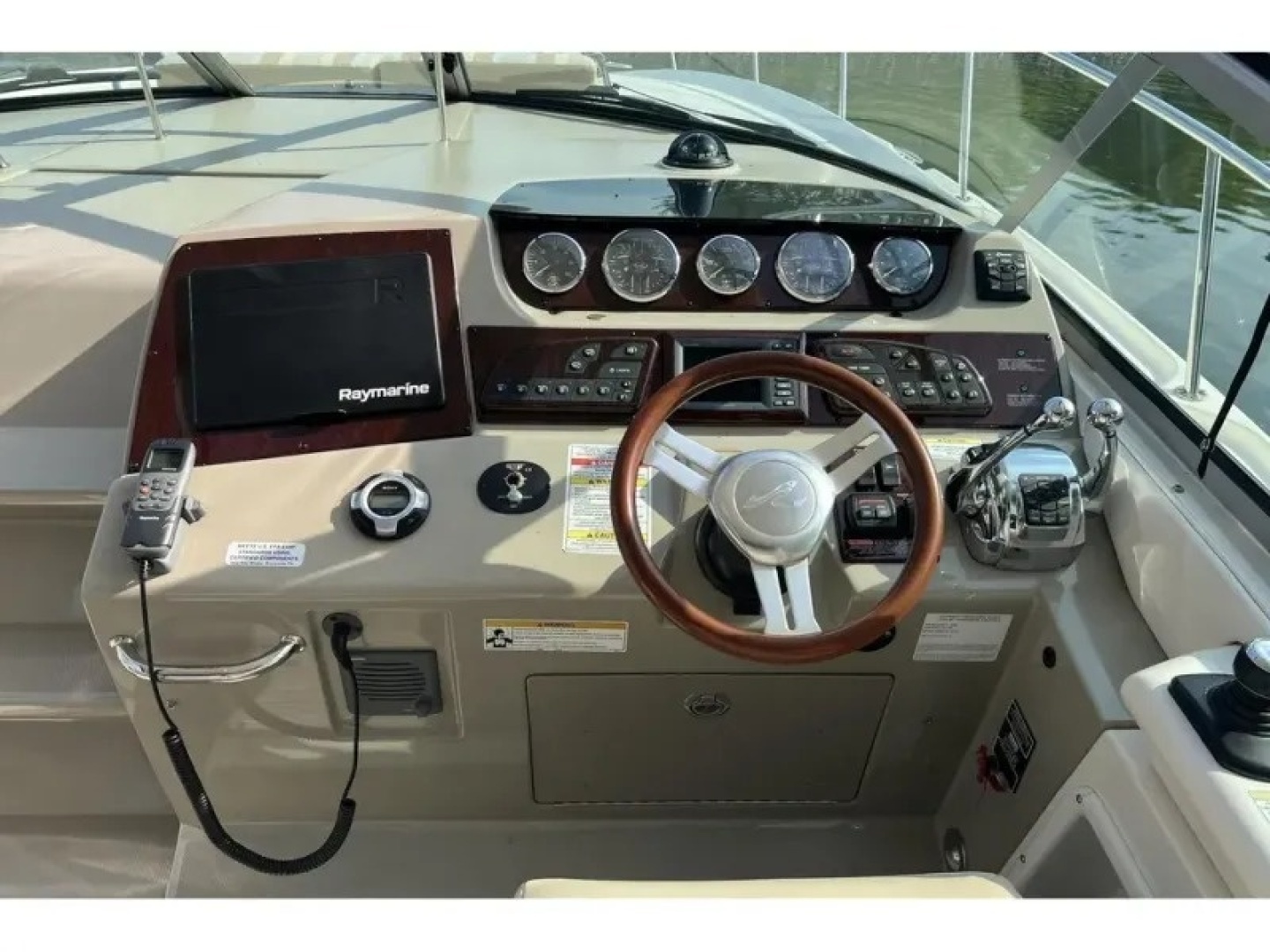 2012 Sea Ray 370 SUNDANCER - Image 11